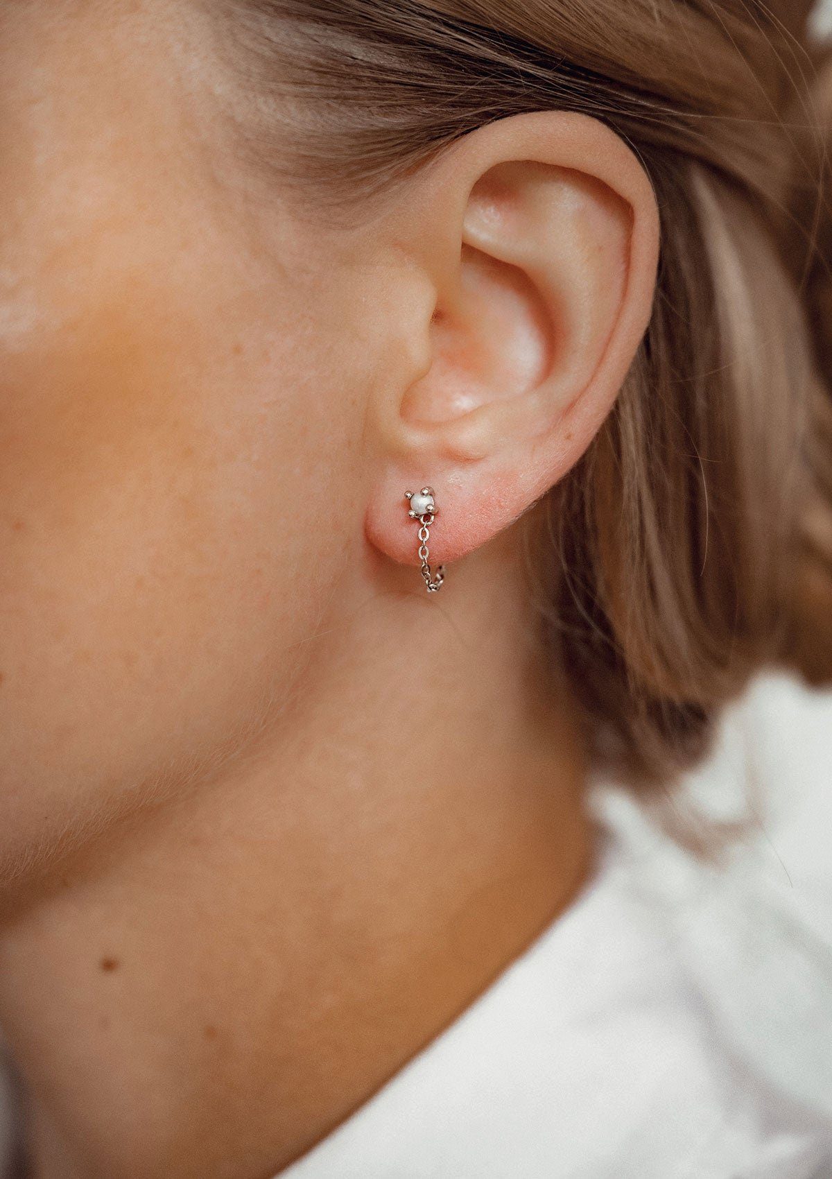 Hey Happiness Perlenohrringe Tropfen Ohrstecker mit Kettchen, Dangle Ohrringe aus 925er Sterling Silber, Hochzeitschmuck