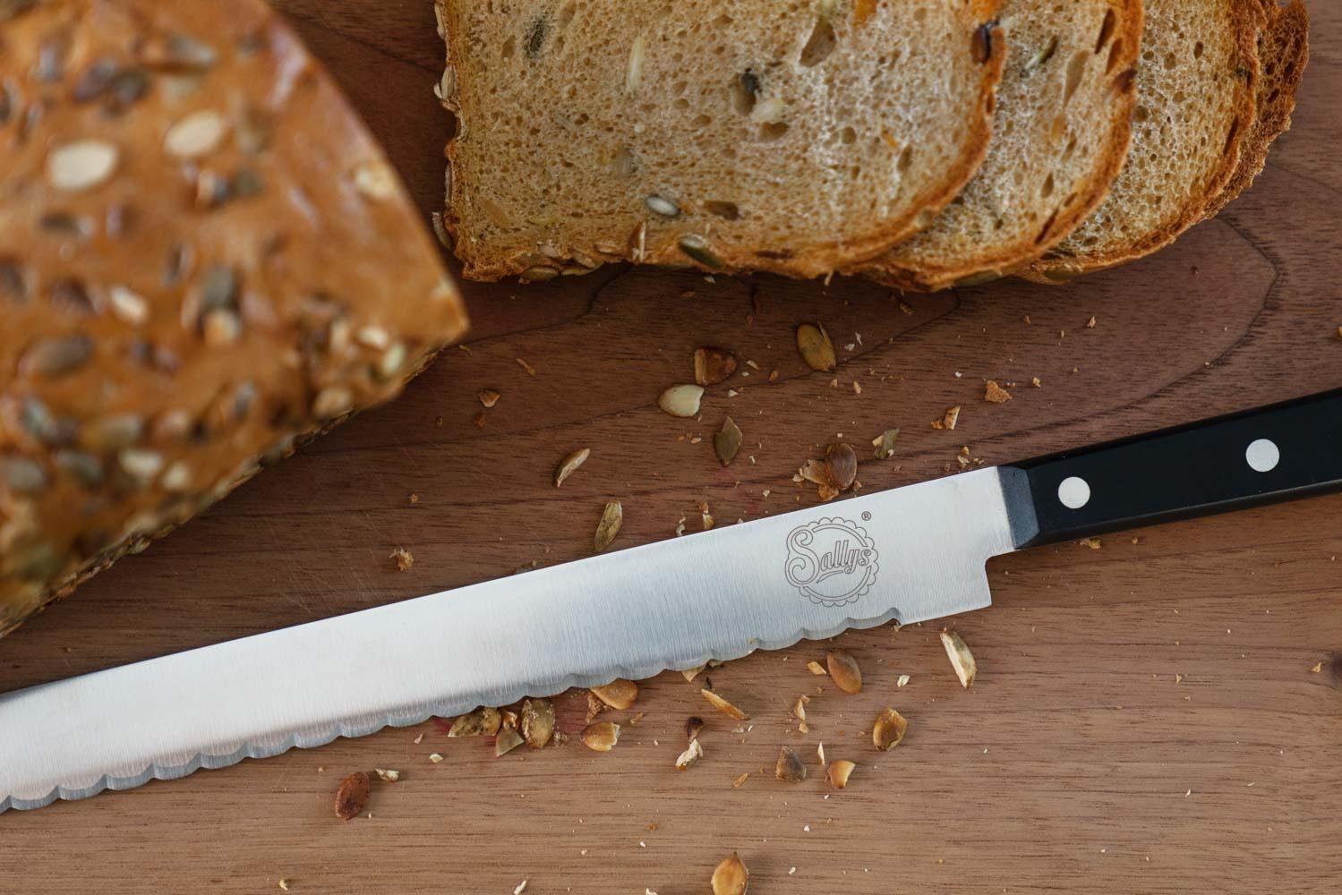 Sallys Brotmesser aus Edelstahl und 31,5 cm Klingenlänge, aus einem Stück geschmiedet und extra lange Klinge