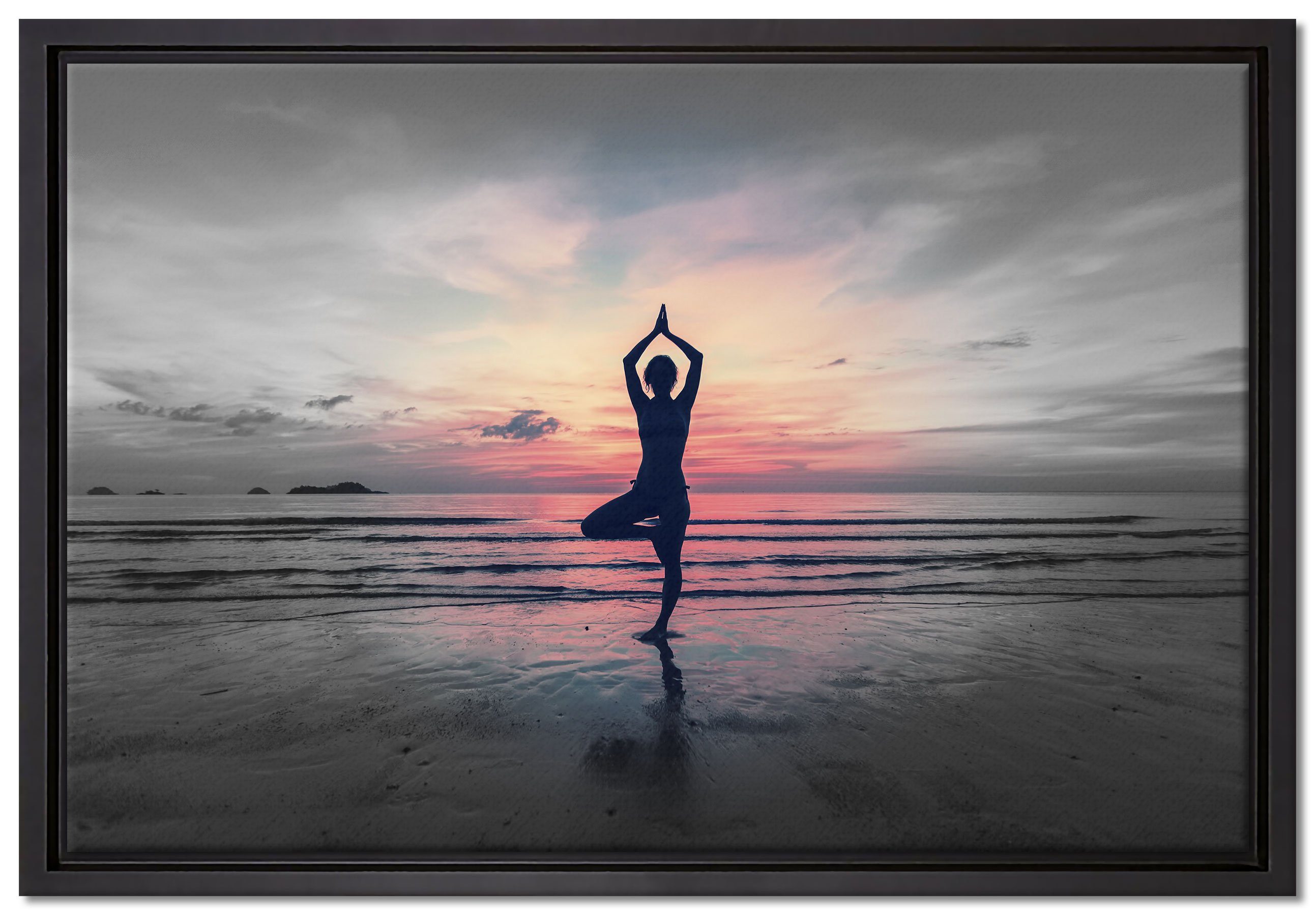 Pixxprint Leinwandbild Yoga am Strand, Wanddekoration (1 St), Leinwandbild fertig bespannt, in einem Schattenfugen-Bilderrahmen gefasst, inkl. Zackenaufhänger