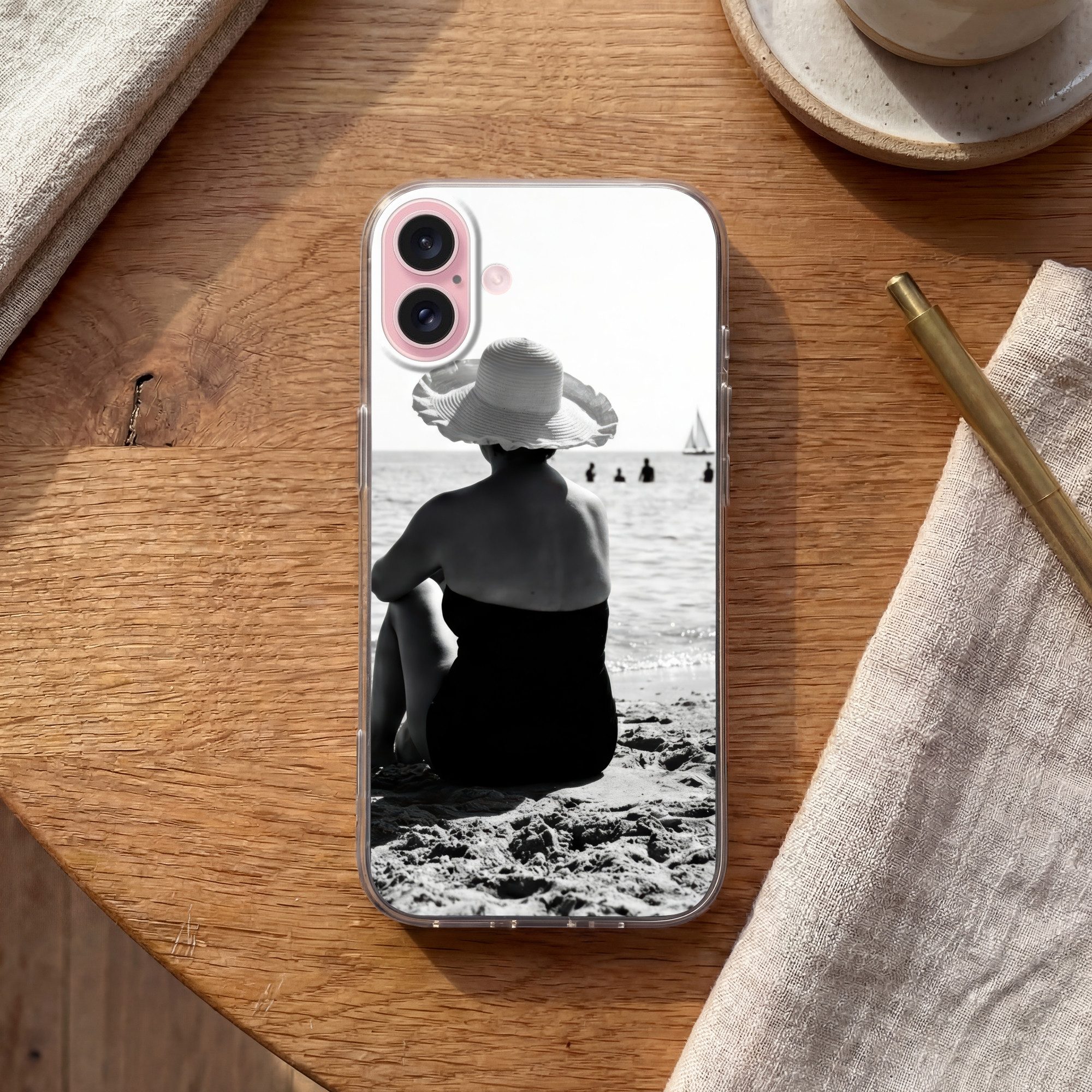 MuchoWow Handyhülle für Apple iPhone 16 Frauen - Sonnenhut - Strand - Schwarz - Weiß, Smartphone-Bumper, Print, Handy Schutzhülle Dünn
