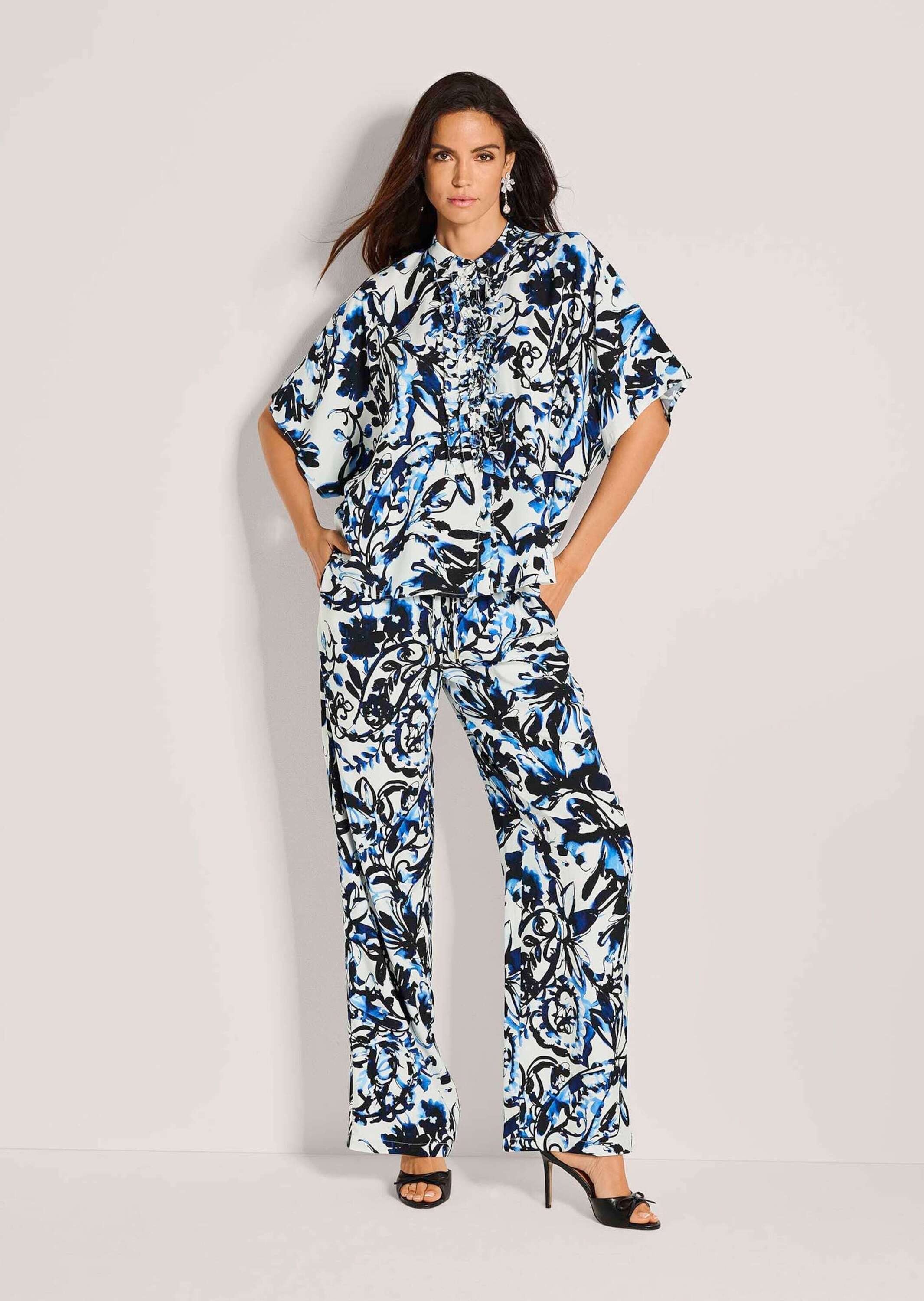 MADELEINE Kurzarmbluse Oversized-Bluse mit Rüschen Viskosebluse mit Rundhals, Knopfleiste und Kurzarm