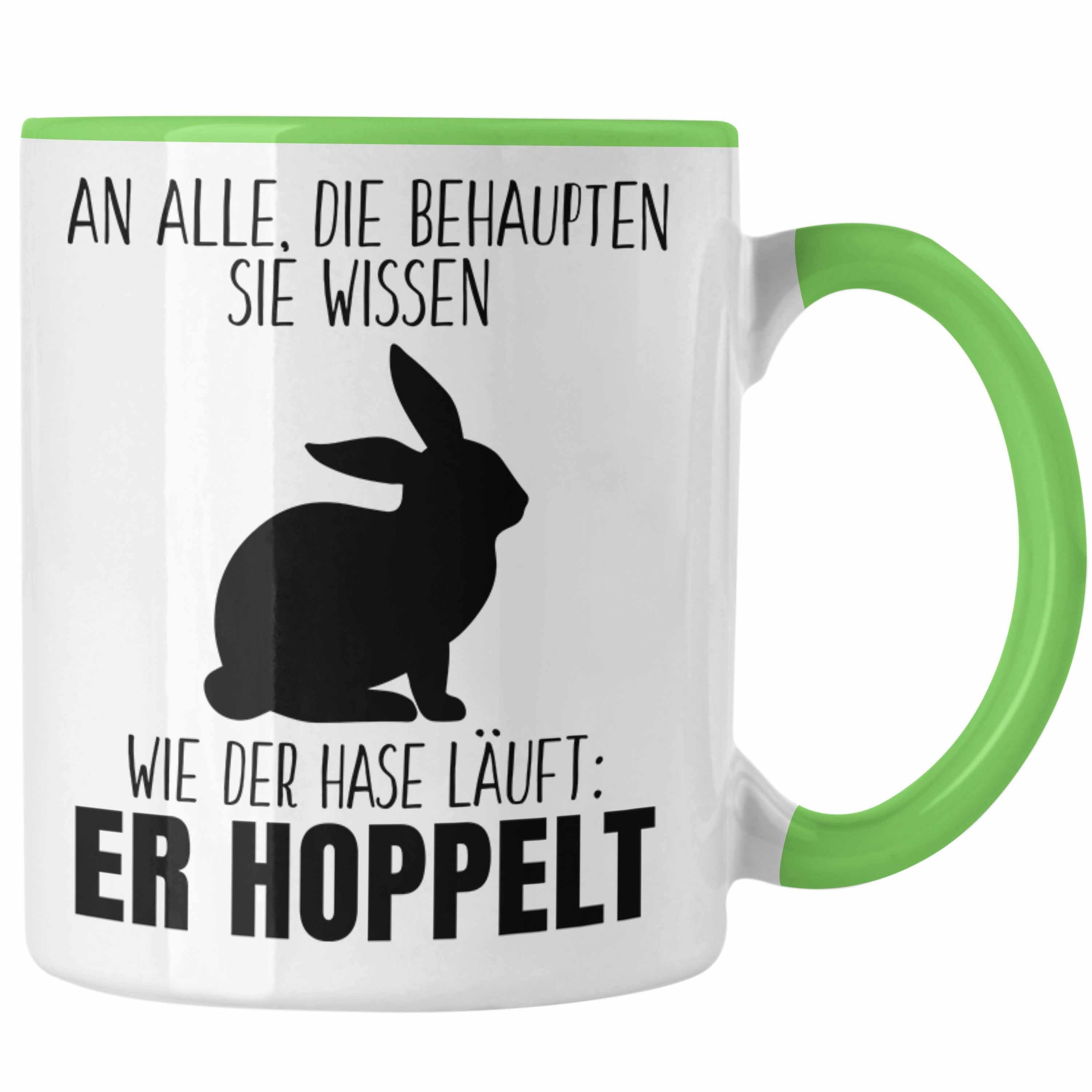 Trendation Tasse Trendation - Lustiger Spruch Tasse Geschenk Der Hase Hoppelt Witzig Lustig Geschhnkidee Ostern Grün