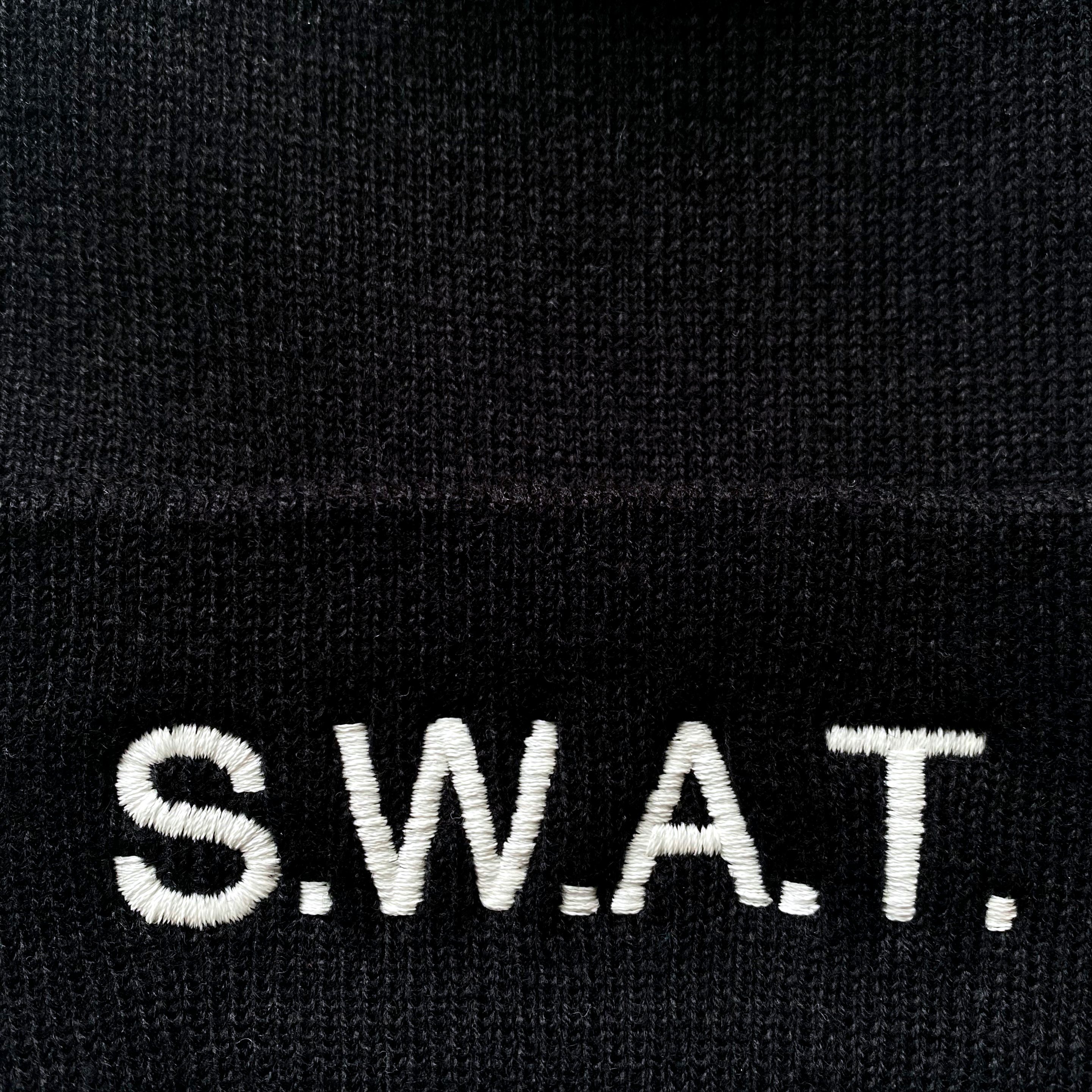 Schnoschi Strickmütze mit SWAT (Beanie mit Umschlag bestickt breiten schwarz Mütze) Strickmütze Umschlag mit