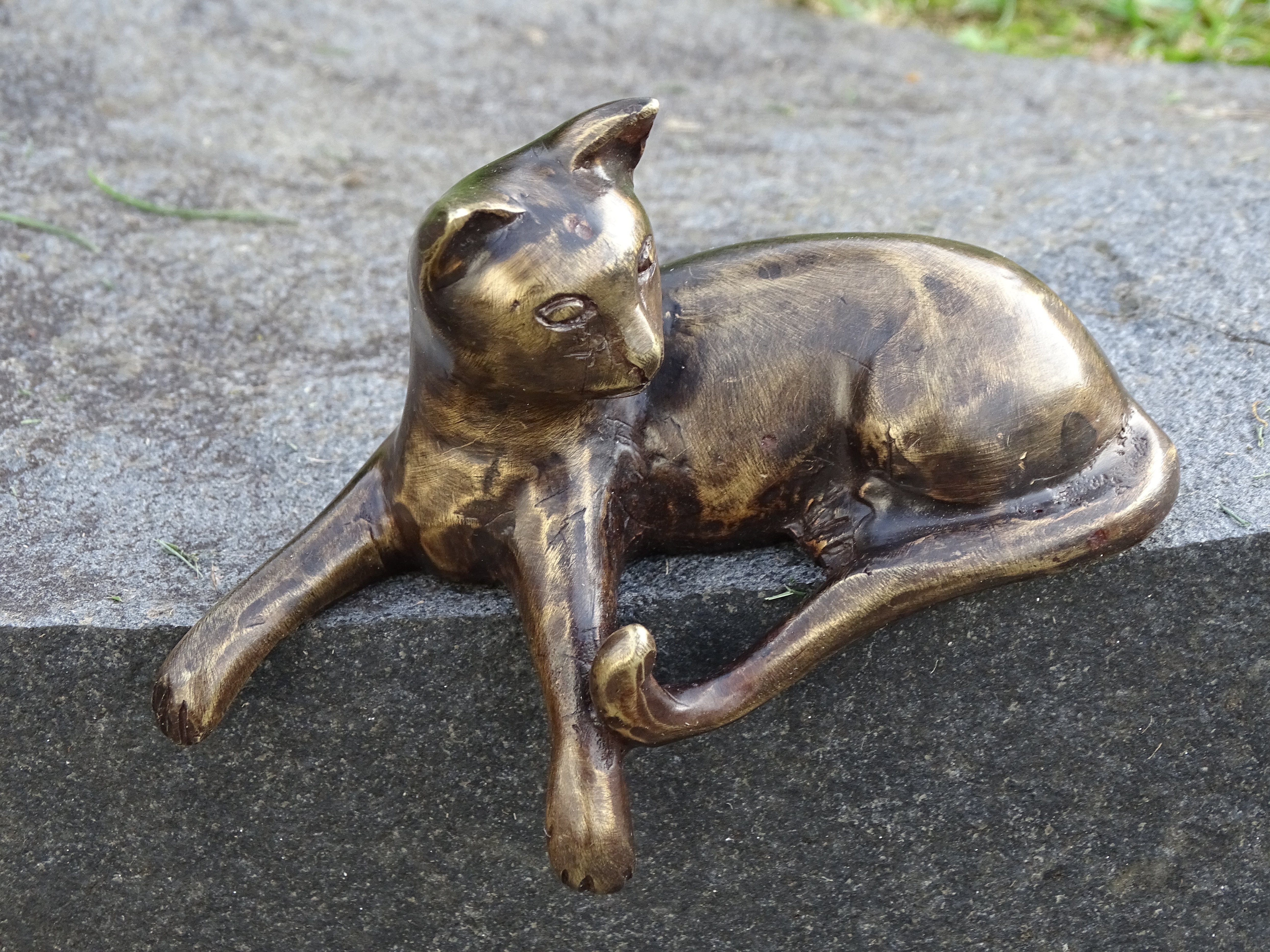 IDYL Dekofigur IDYL Bronze-Skulptur Liegende Katze klein