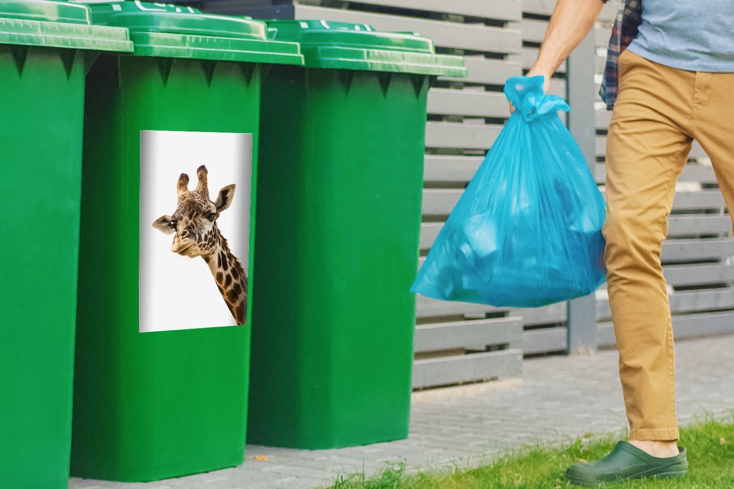 Hintergrund vor MuchoWow Giraffe weißen (1 Sticker, Wandsticker St), Container, Mülltonne, Neugierige einem Mülleimer-aufkleber, Abfalbehälter