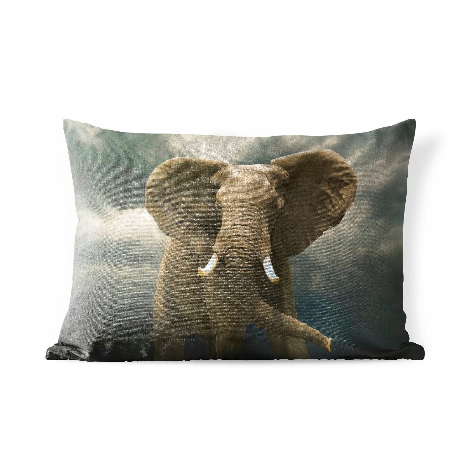 MuchoWow Dekokissen Afrikanischer Elefant gegen die dunklen Wolken, Outdoor-Dekorationskissen, Polyester, Dekokissenbezug, Kissenhülle