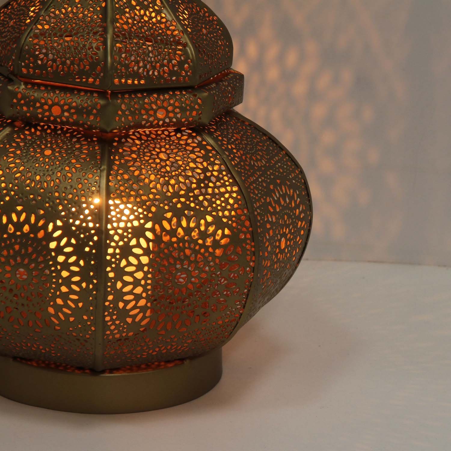 Casa Moro Windlicht Orientalisches Windlicht Anida gold 30cm Metall (Marokkanische Tischlaterne Gartenlaterne, Kerzenhalter hängend oder stehend), Schöne Laterne für Muttertag Ostern Feier Deko Geschenk LN2060