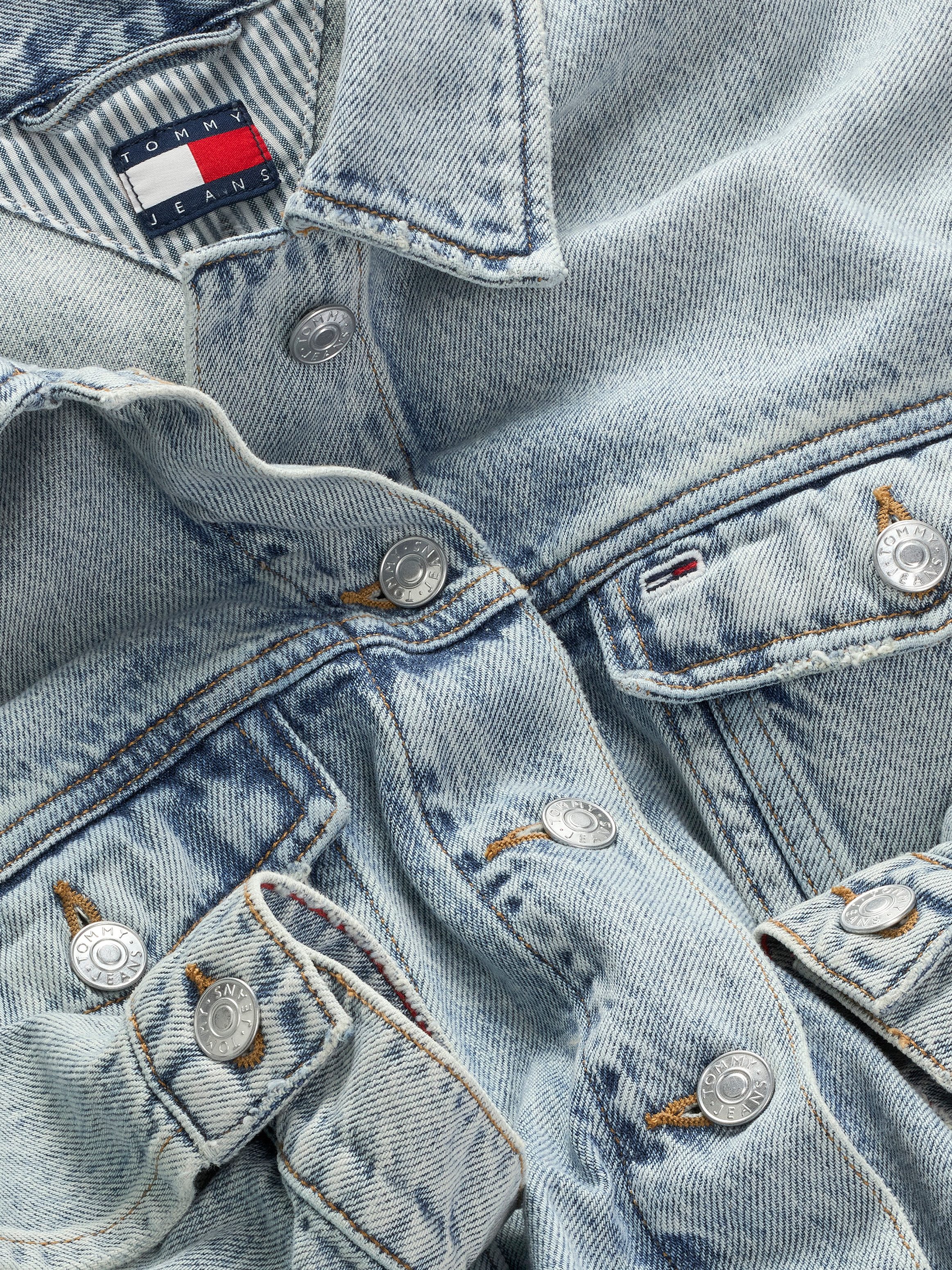 Tommy Jeans Jeansjacke OVSZ CROP TRUCKER JACKET BI6012 mit kurzem Schnitt, in blauer Waschung, mit Brusttaschen