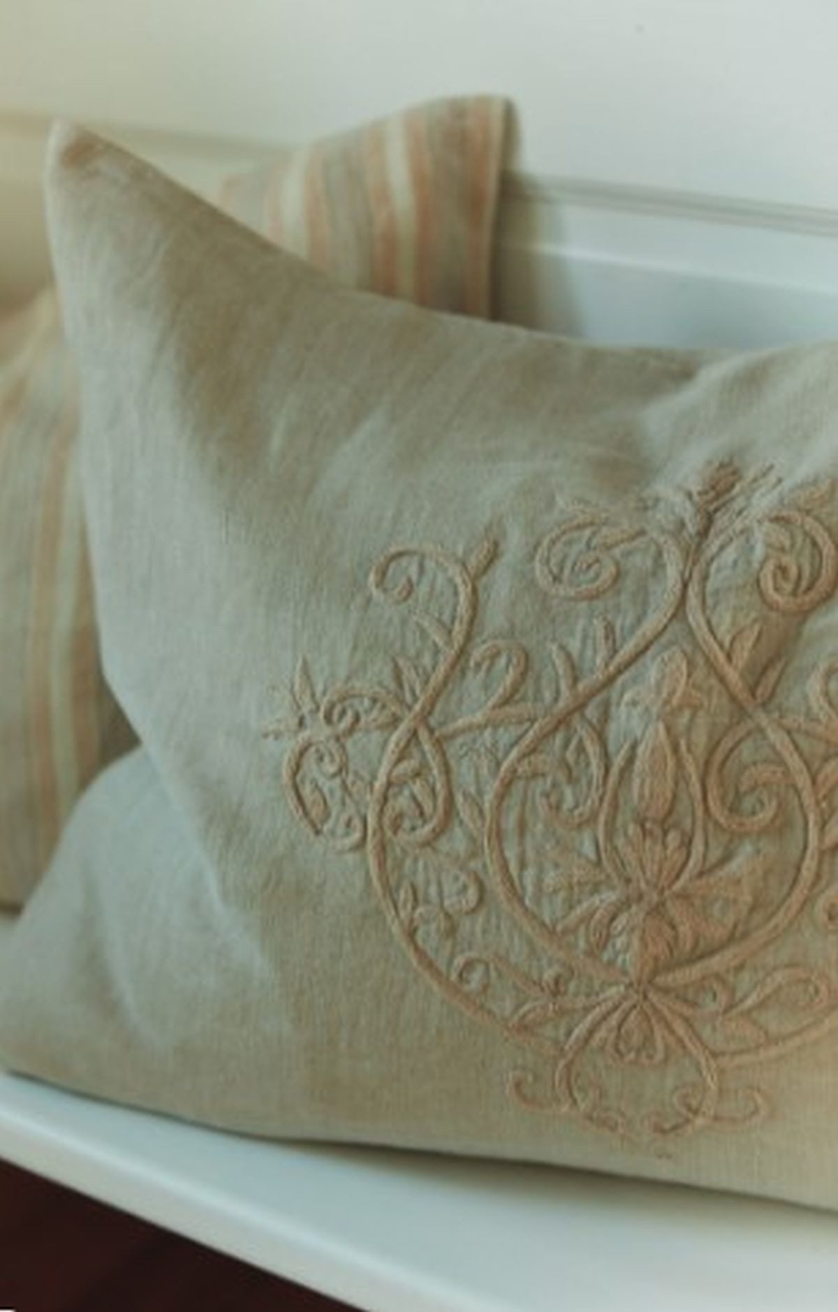 Femme Facon Kissenhülle Femme Facon Kissenhülle Floral Linen 50x50cm/Ø50cm Kissen Dekokissen, Kissenhülle 50x50 cm aus Organic Leinen, bestickt, mit Reißverschluss
