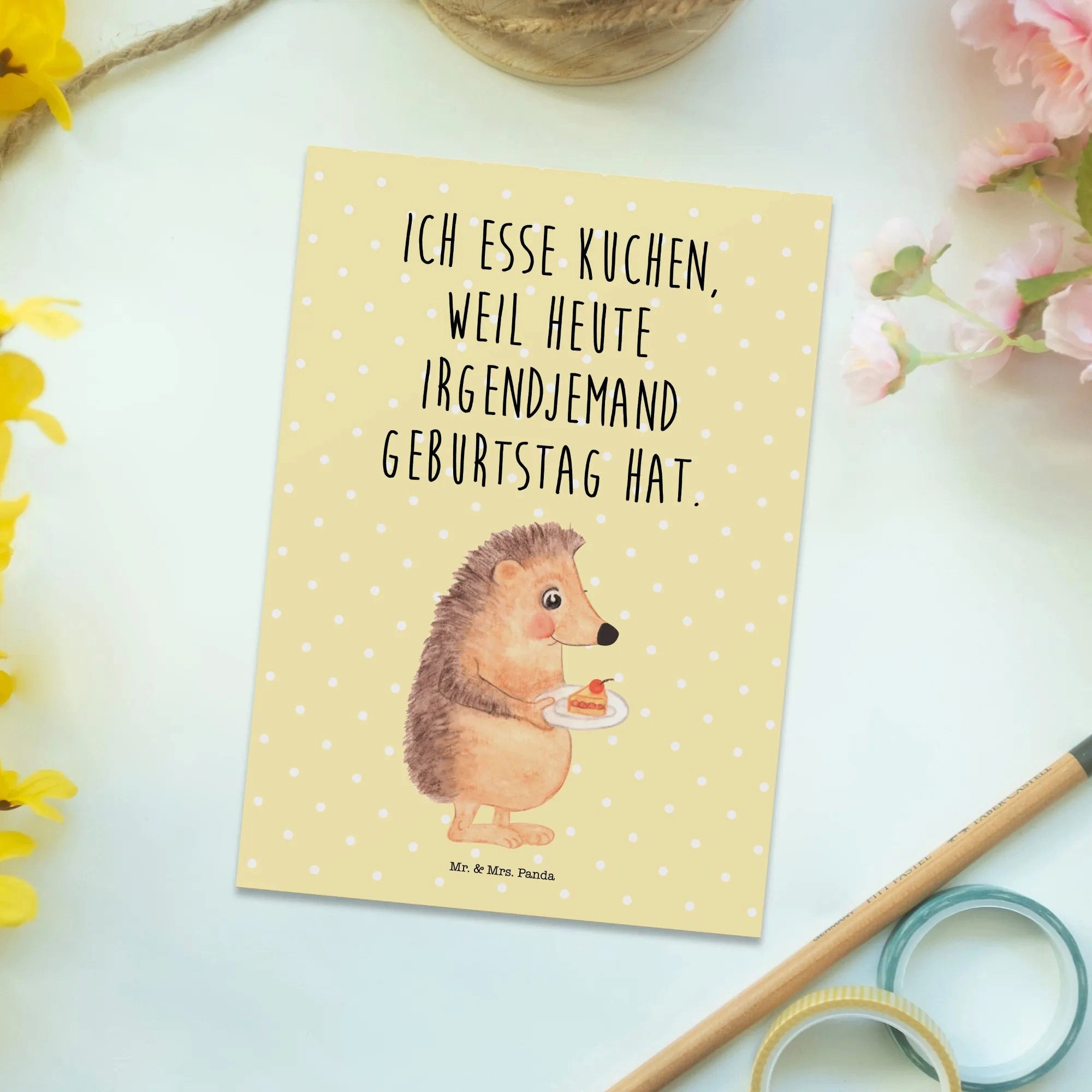 Thumbnail - Mr. & Mrs. Panda Postkarte Igel Kuchenstück - Gelb Pastell - Geschenk, Tiermotive, Einladungskar, Charmante Designs