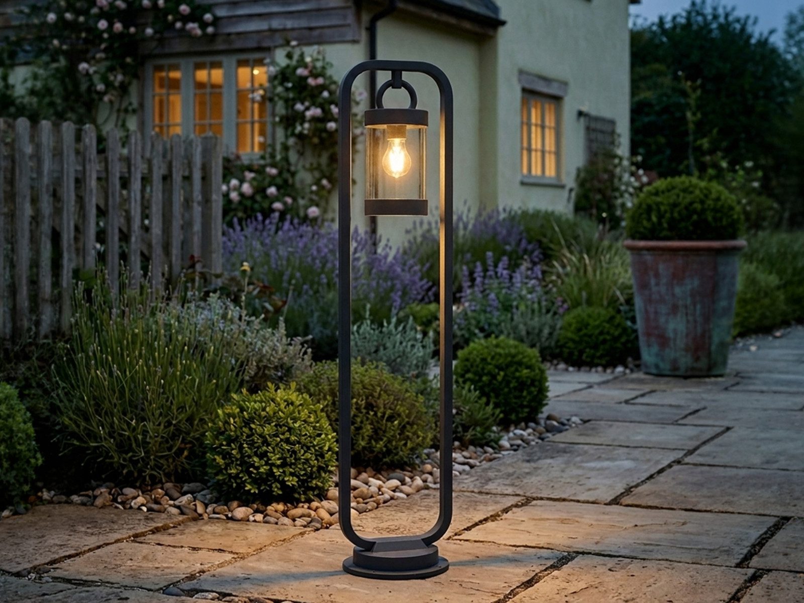 TRIO Leuchten LED Pollerleuchte mit Dämmerungssensor, Höhe 100cm, LED wechselbar, Warmweiß, Landhausstil Garten-Laterne zur Wegbeleuchtung, inkl. E27 LED