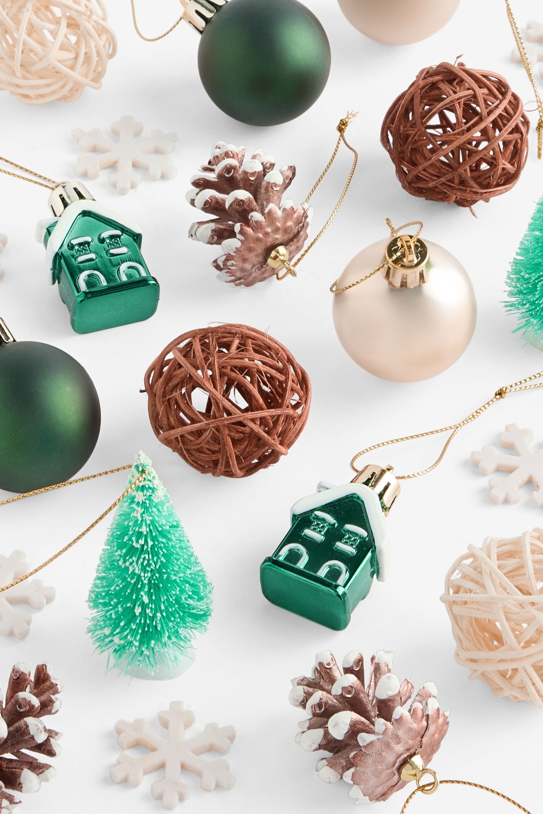 Next Dekokugel Packung mit gemischen Weihnachtskugeln