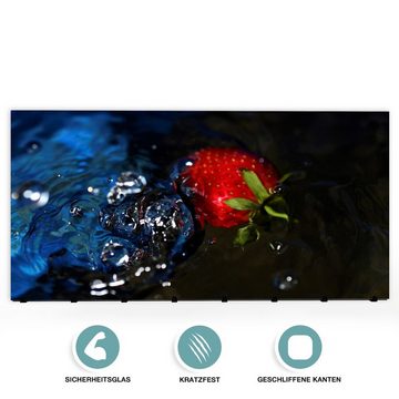 Primedeco Garderobenpaneel Magnetwand und Memoboard aus Glas Erdbeere auf Wasser