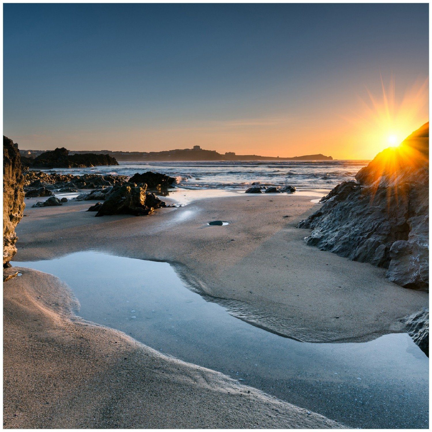 hinter Felsen Memoboard Strand Wallario am einem Sonnenuntergang