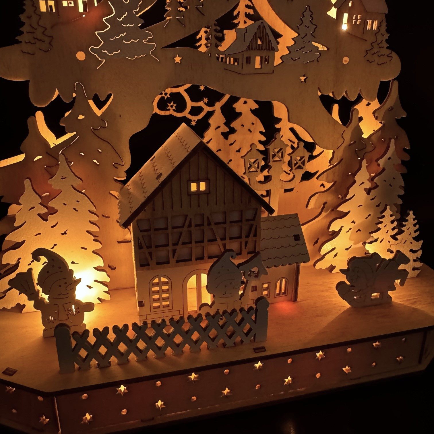 Online-Fuchs Lichterbogen mit LED-Lichterkette & 6-Stunden Timer - Lichterspitze Weihnachtsdeko, liebevoll gestaltete Winterlandschaft mit süßen Schneemännern – Bild 5 von 5