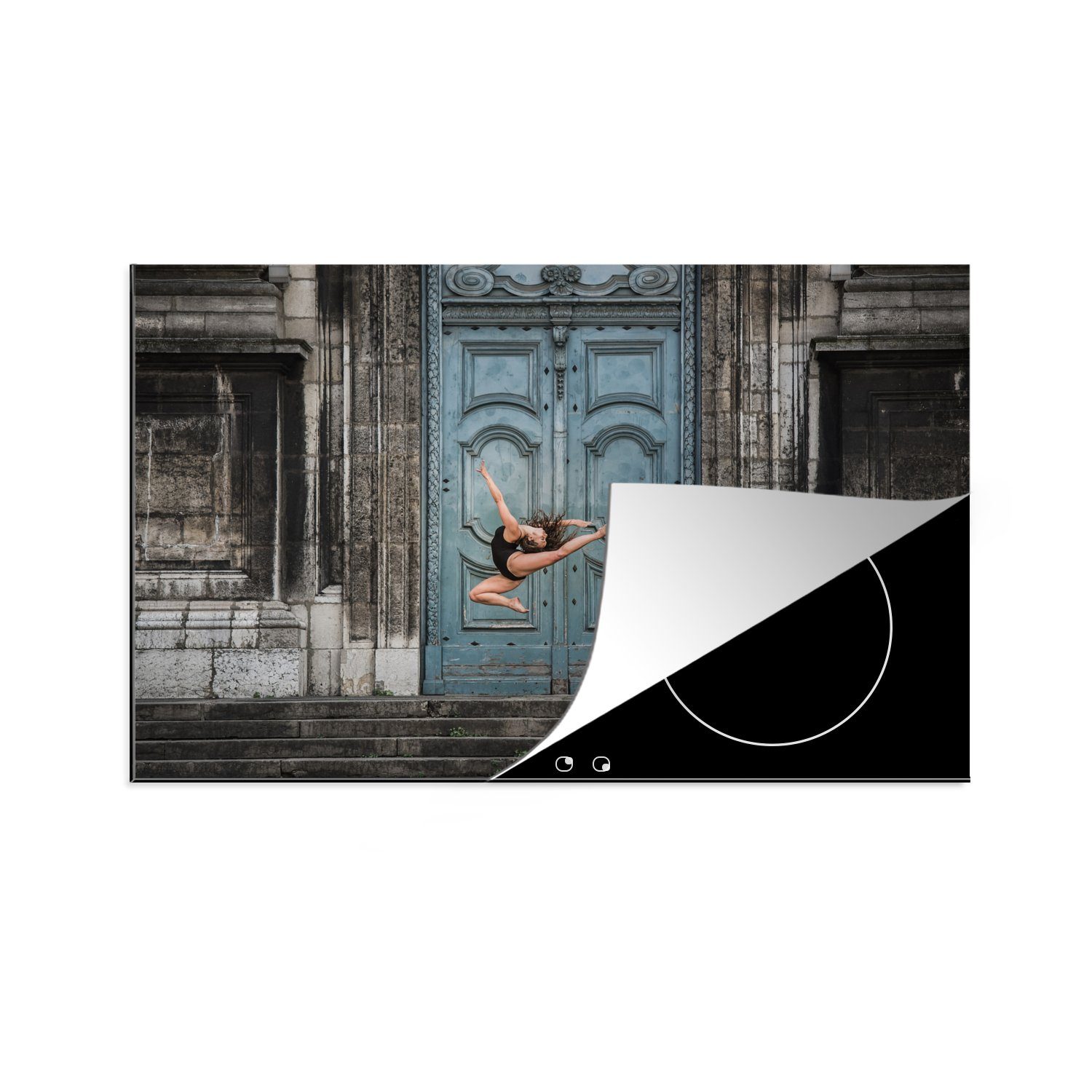 MuchoWow Herdblende-/Abdeckplatte Tanzende Ballerina vor einer Tür, Vinyl, (1 tlg), 81x52 cm, Induktionskochfeld Schutz für die küche, Ceranfeldabdeckung