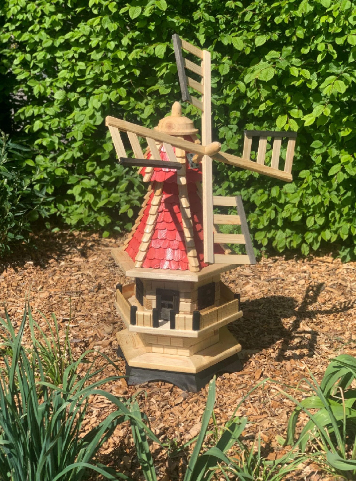 Holzdekoladen Gartenfigur Gartenwindmühle aus Holz mit Schindeldach Landhausstil