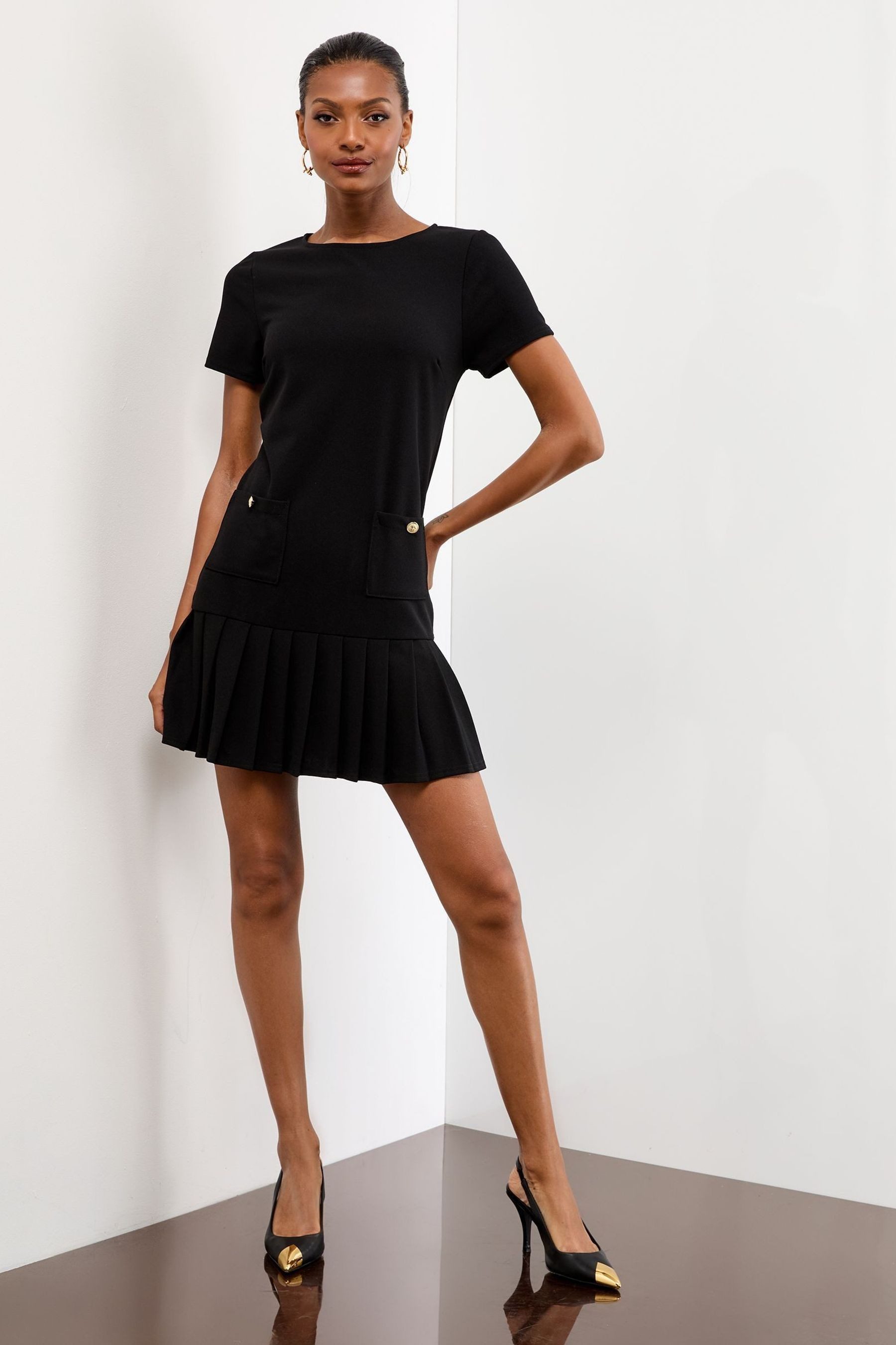 LIPSY Plisseekleid Lipsy Mini-Etuikleid mit Knopfdetails, Regular (1-tlg)
