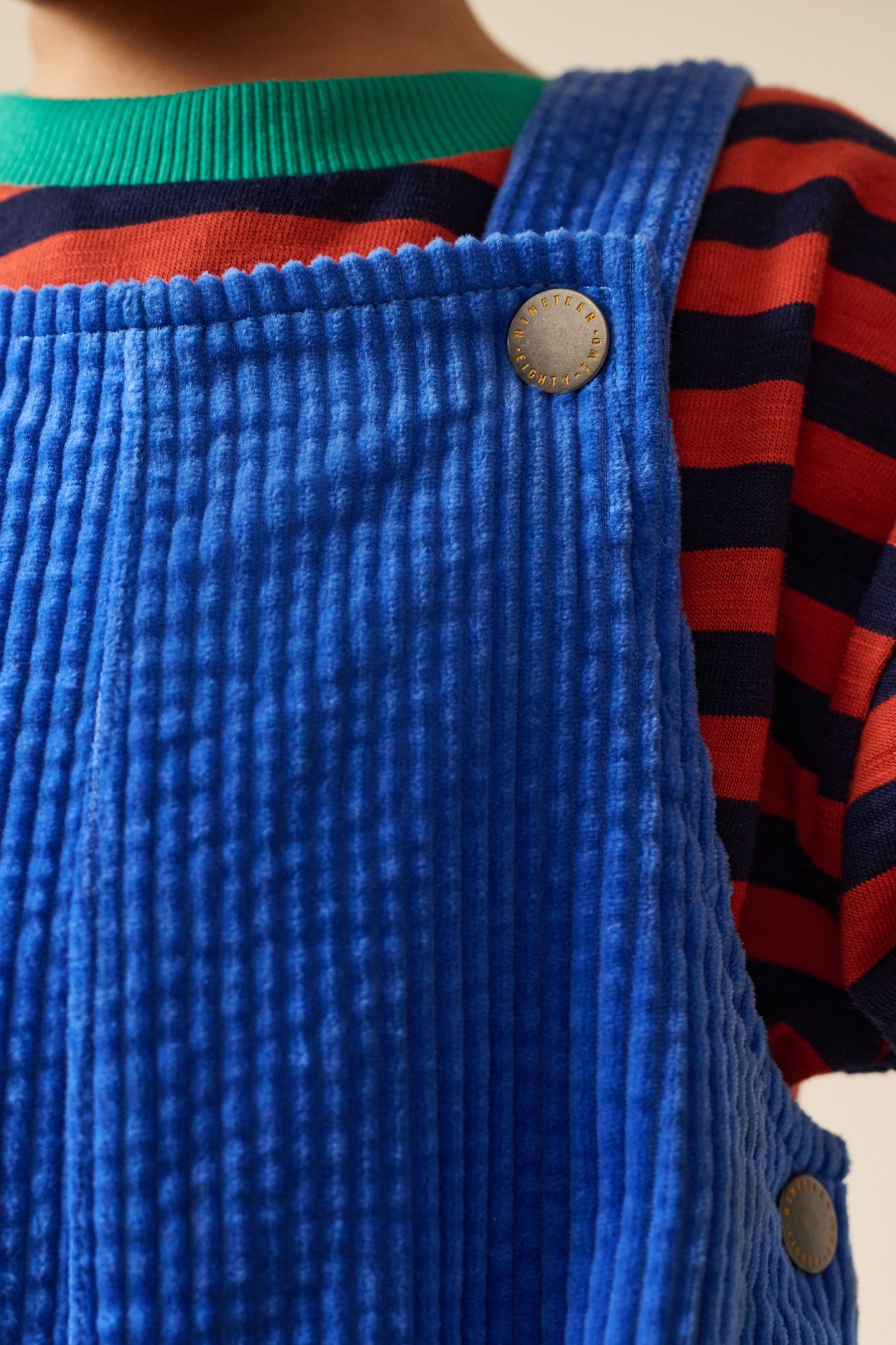 Next Latzhose Strukturierte Wide Fit Latzhose aus Cord (1-tlg)