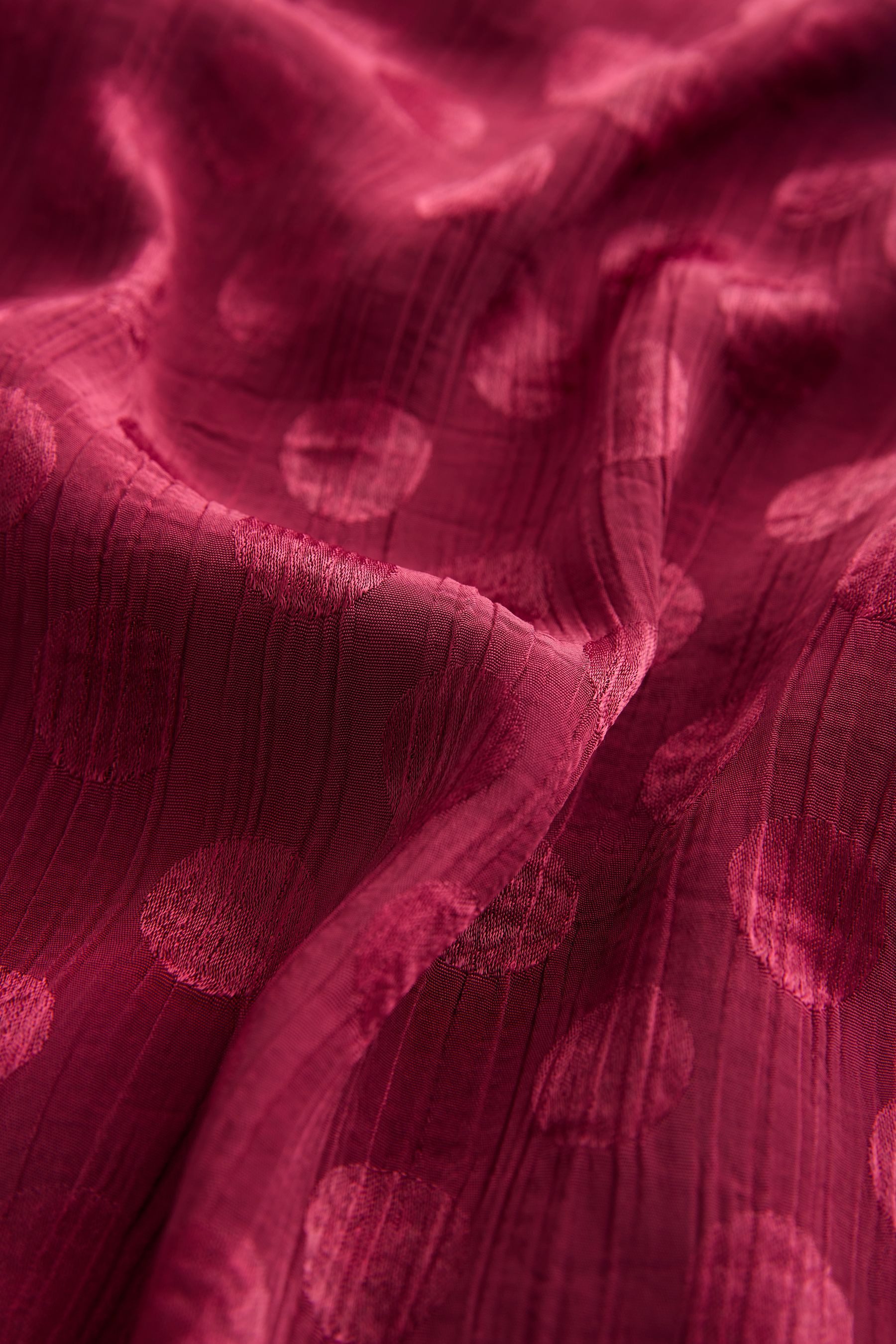 Next Blusenshirt Satin-Bluse mit Bindeausschnitt und Pünktchen (1-tlg) günstig online kaufen