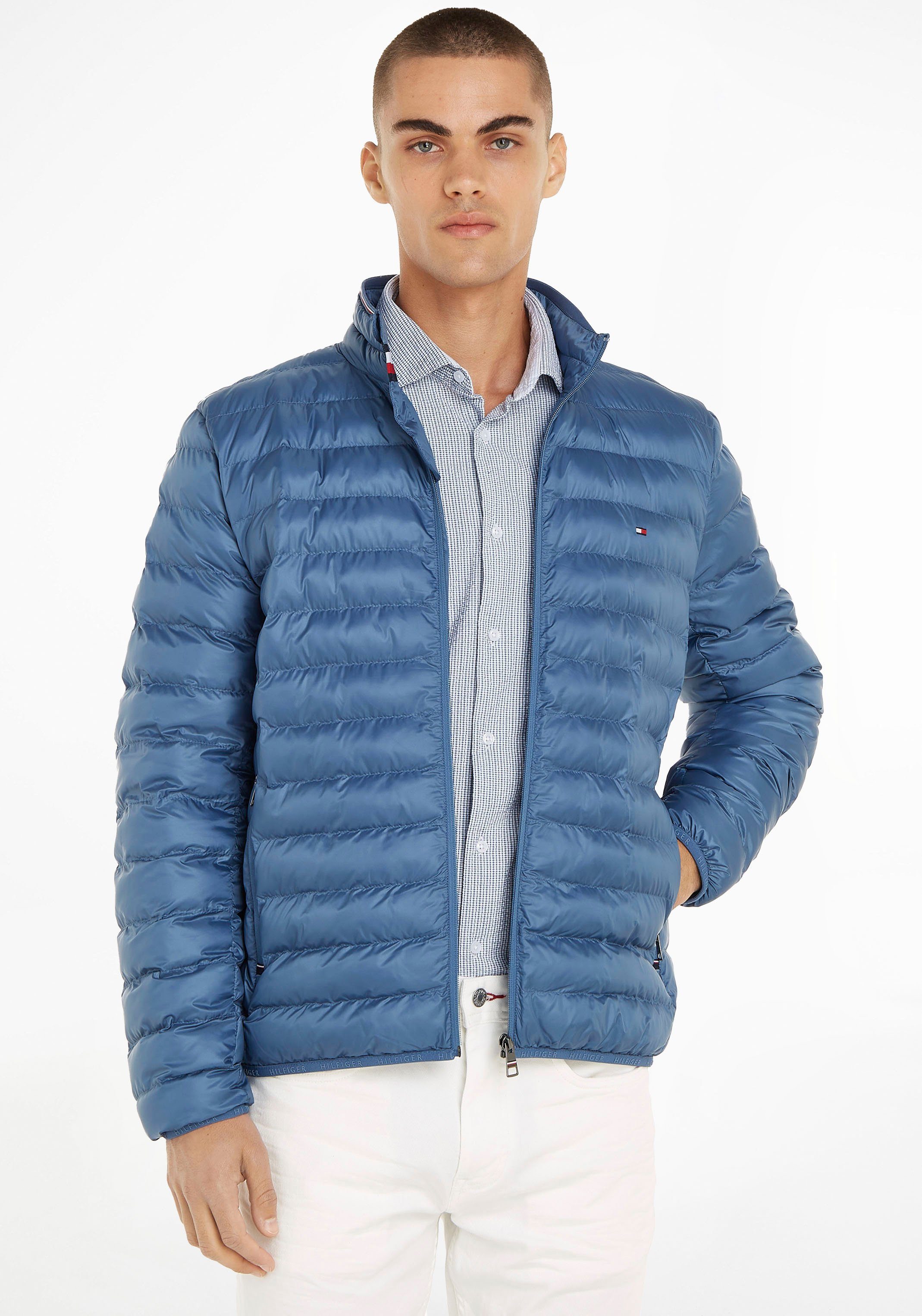 Blue Hilfiger Coast mit RECYCLED Tommy Tommy PACKABLE Logostickerei Hilfiger Steppjacke JACKET