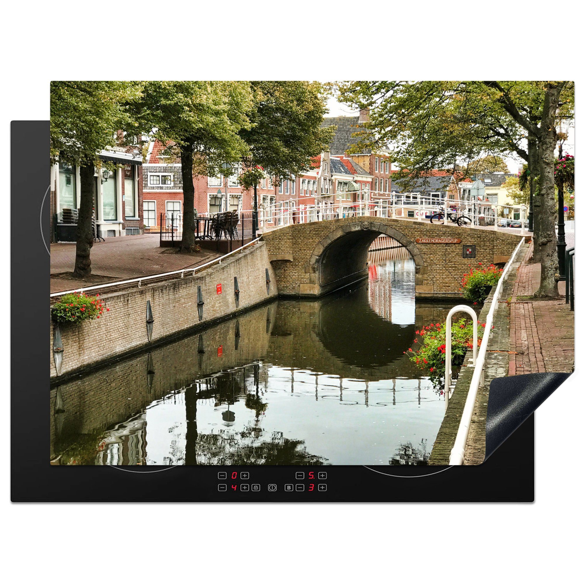 MuchoWow Herdblende-/Abdeckplatte Brücke über einen Kanal in Harlingen in Friesland, Vinyl, (1 tlg), 70x52 cm, Mobile Arbeitsfläche nutzbar, Ceranfeldabdeckung