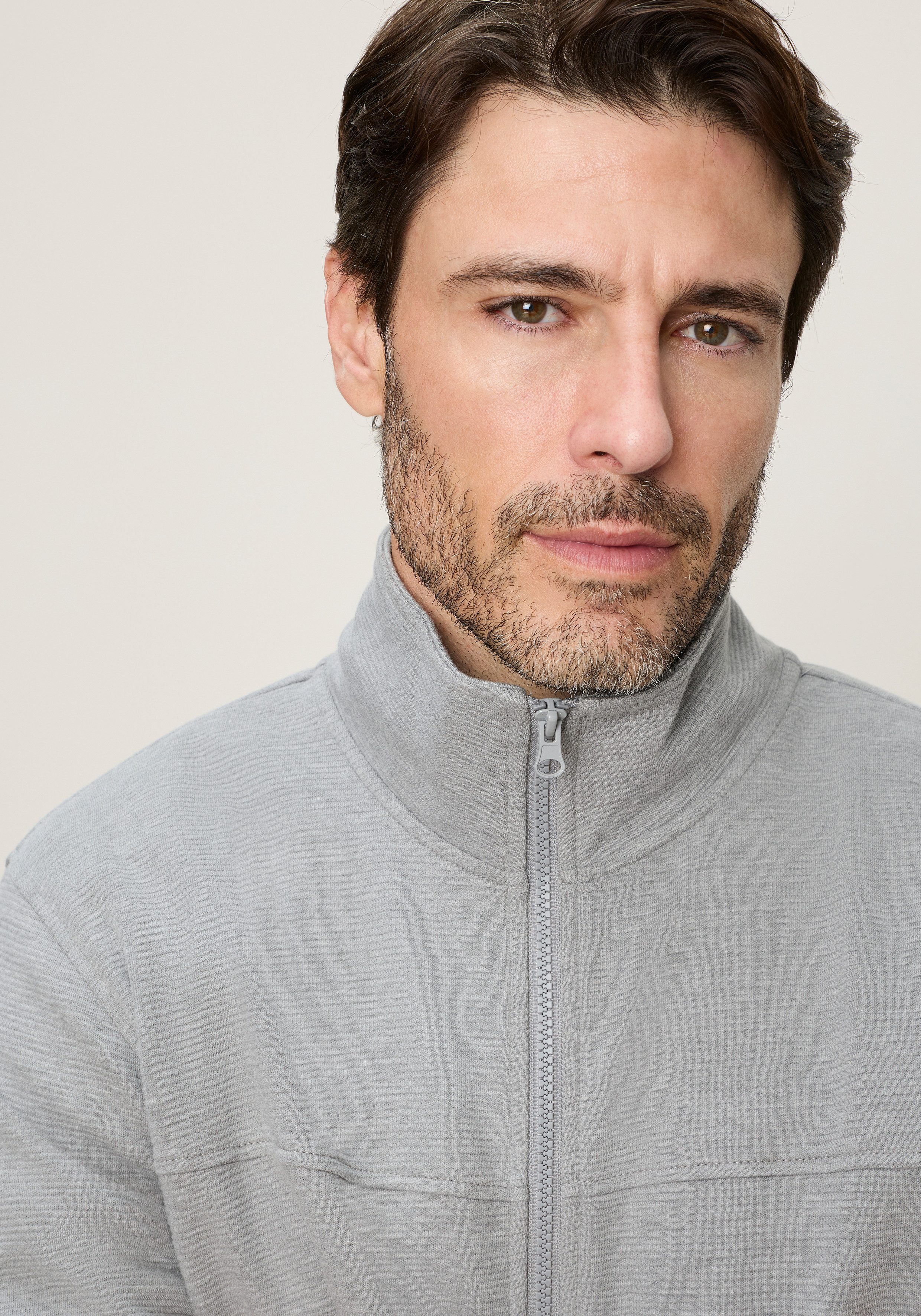 Man's World Sweatjacke mit hochschließendem Kragen, markante Querteilungsnaht – Bild 5 von 5
