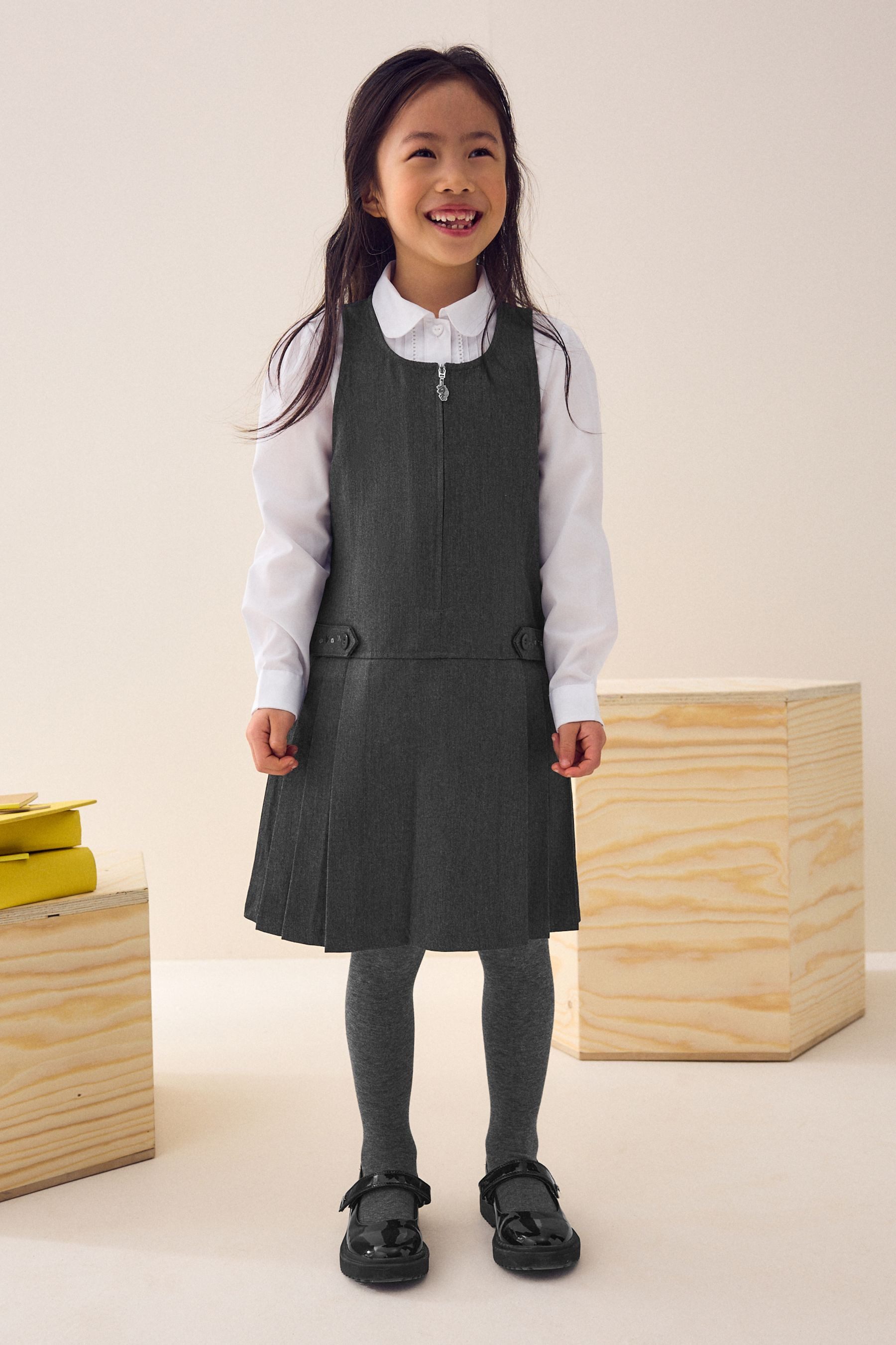 Next Latzkleid Schul-Latzkleid mit Stickerei und Reißverschluss (1-tlg)