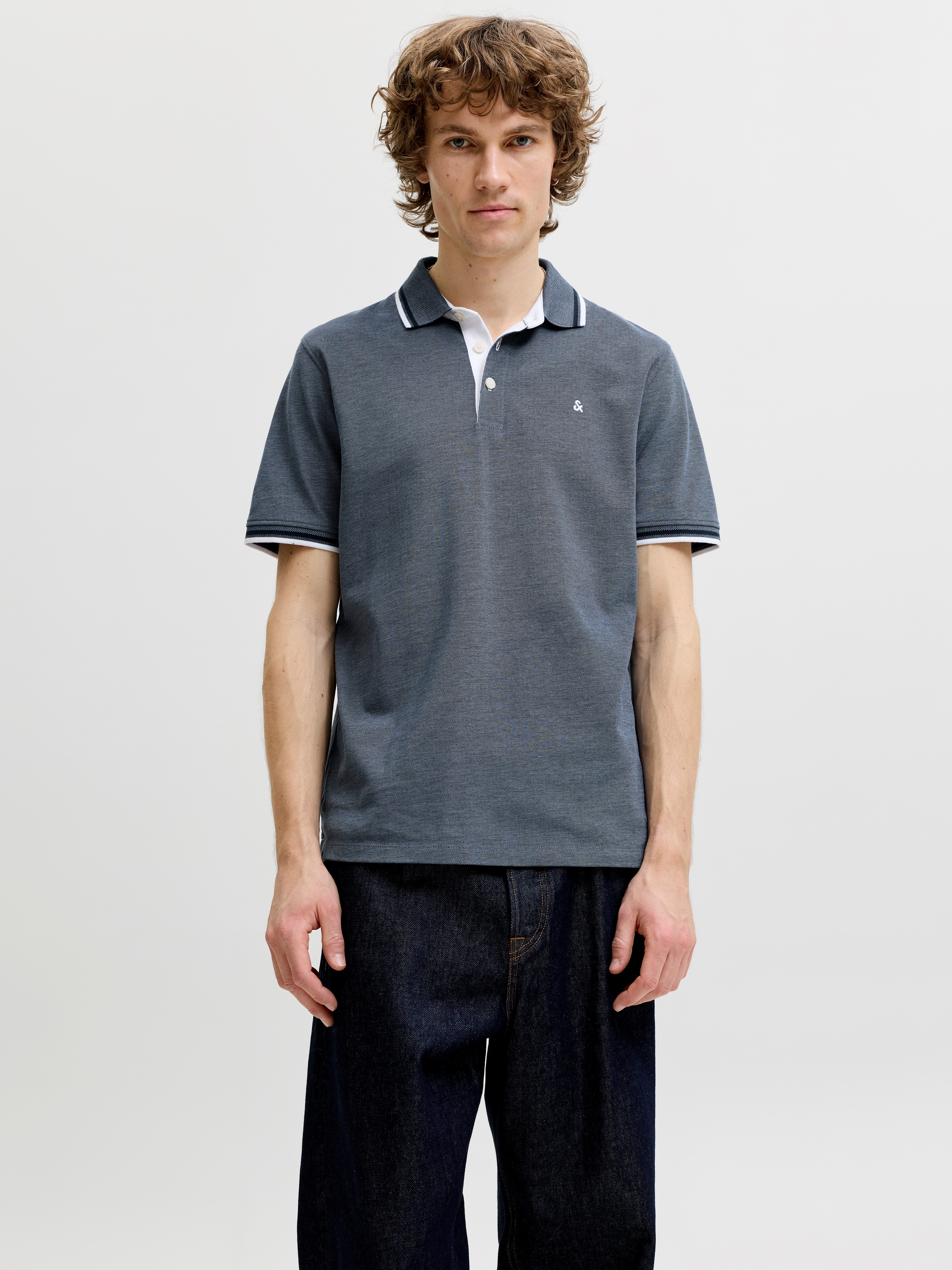 Jack & Jones Poloshirt JJEPAULOS Poloshirt mit klassischem Kragen und figurbetonter Form Logostickerei, modisch, schmal, Baumwolle, Polokragen