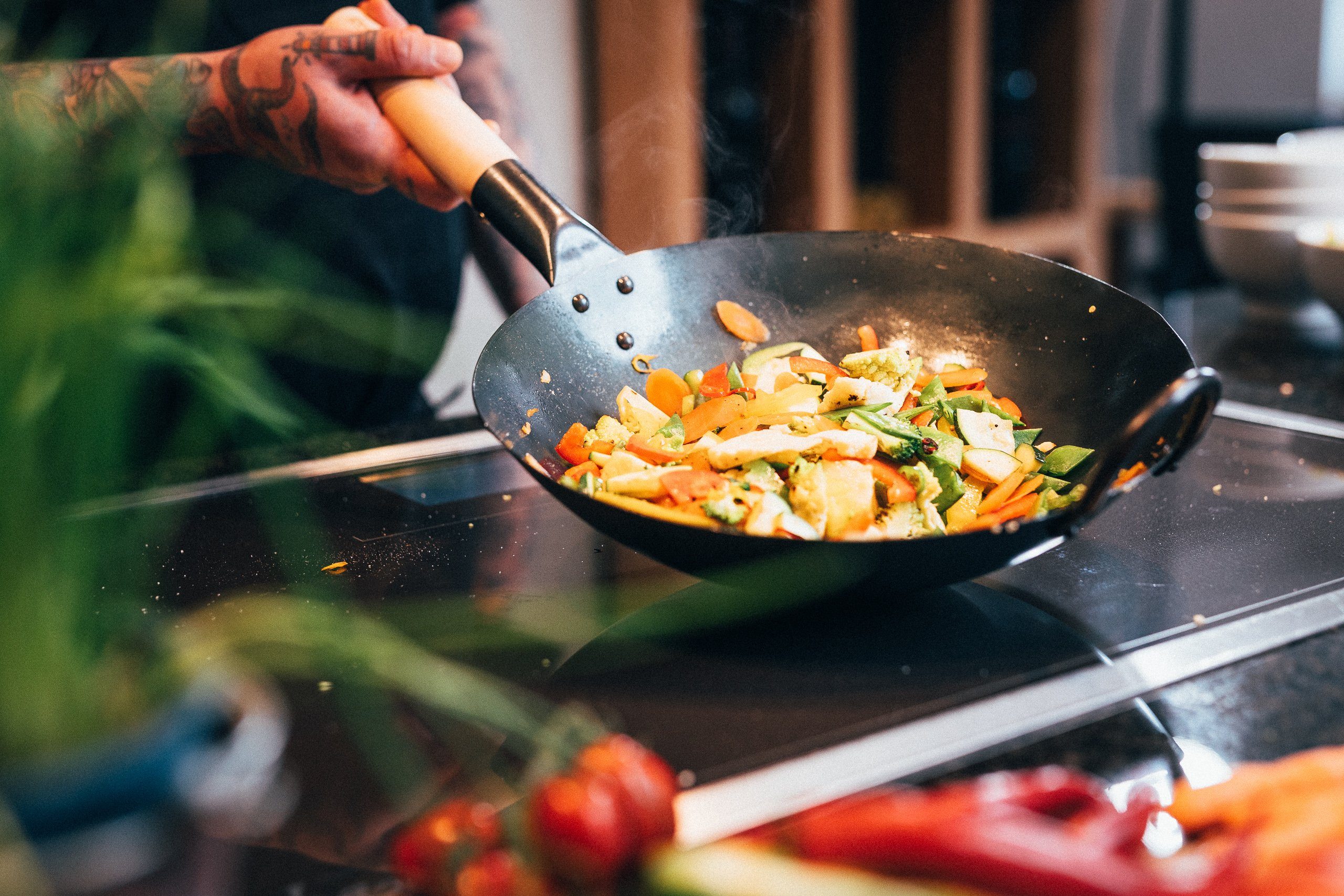 pasoli Wok voreingebrannter, traditionell handgehämmerter Wok mit flachem Boden, Karbon-Stahl, Voreingebrannt, Traditionell Handgehämmert, flacher Boden