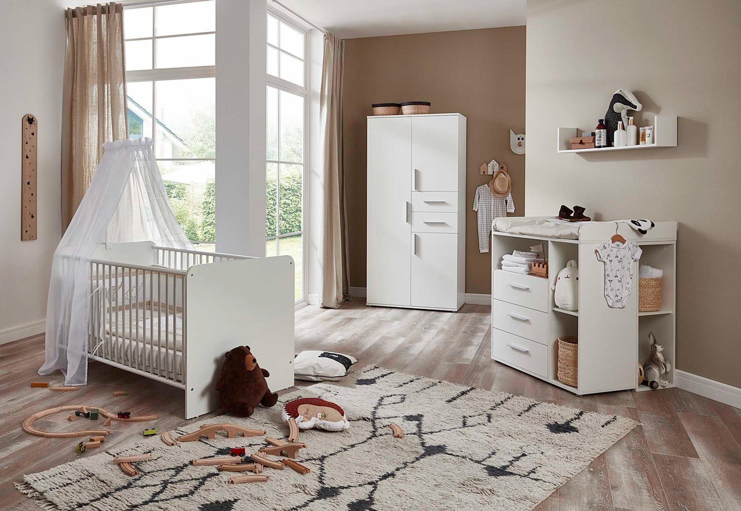 moebel-dich-auf Babyzimmer-Komplettset ALIYA 2, (in + Babybett Unterbauregal-Set + Wickelkommode optional Matratze, oder Umbauseiten-Set Textil-Set + mit weiß, Kleiderschrank 3-türig)