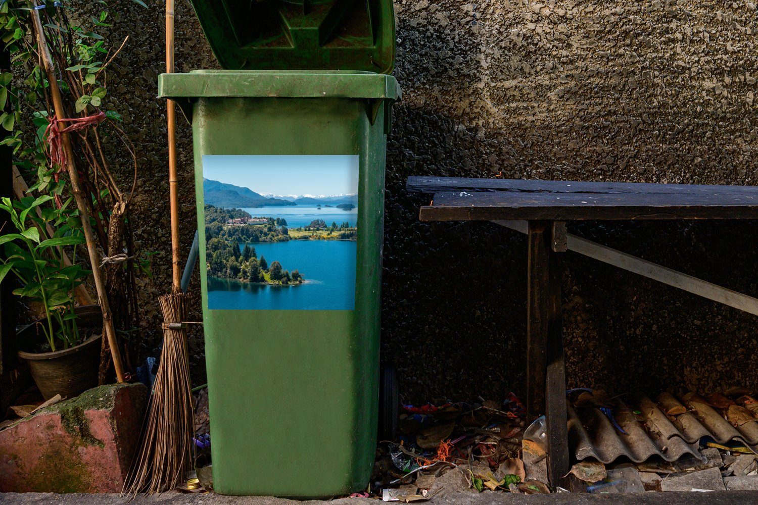 MuchoWow Wandsticker Container, Mülltonne, Abfalbehälter Argentinien, Huapi See von Nahuel in der Der leuchtend umgeben Sticker, blaue Mülleimer-aufkleber, St), (1