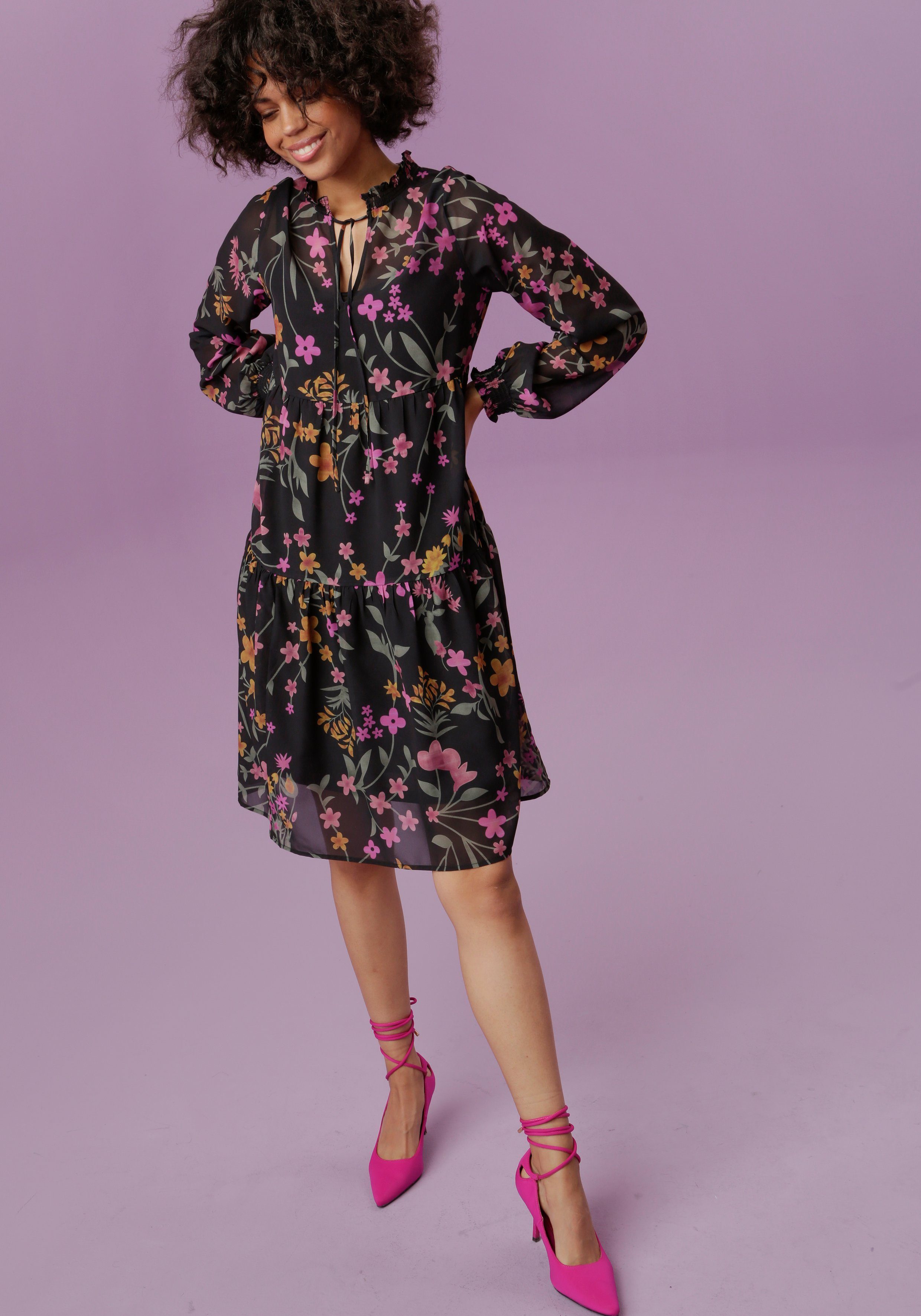 Freiraum Aniston CASUAL Blusenkleid farbenfrohem mit Blumenstruck