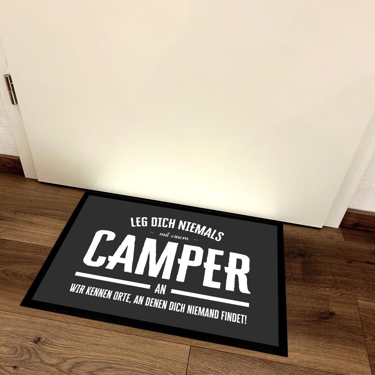 Herzbotschaft Fußmatte Türmatte Schmutzfangmatte mit Spruch LEG DICH NIEMALS mit einem CAMPER, 2 mm hoch