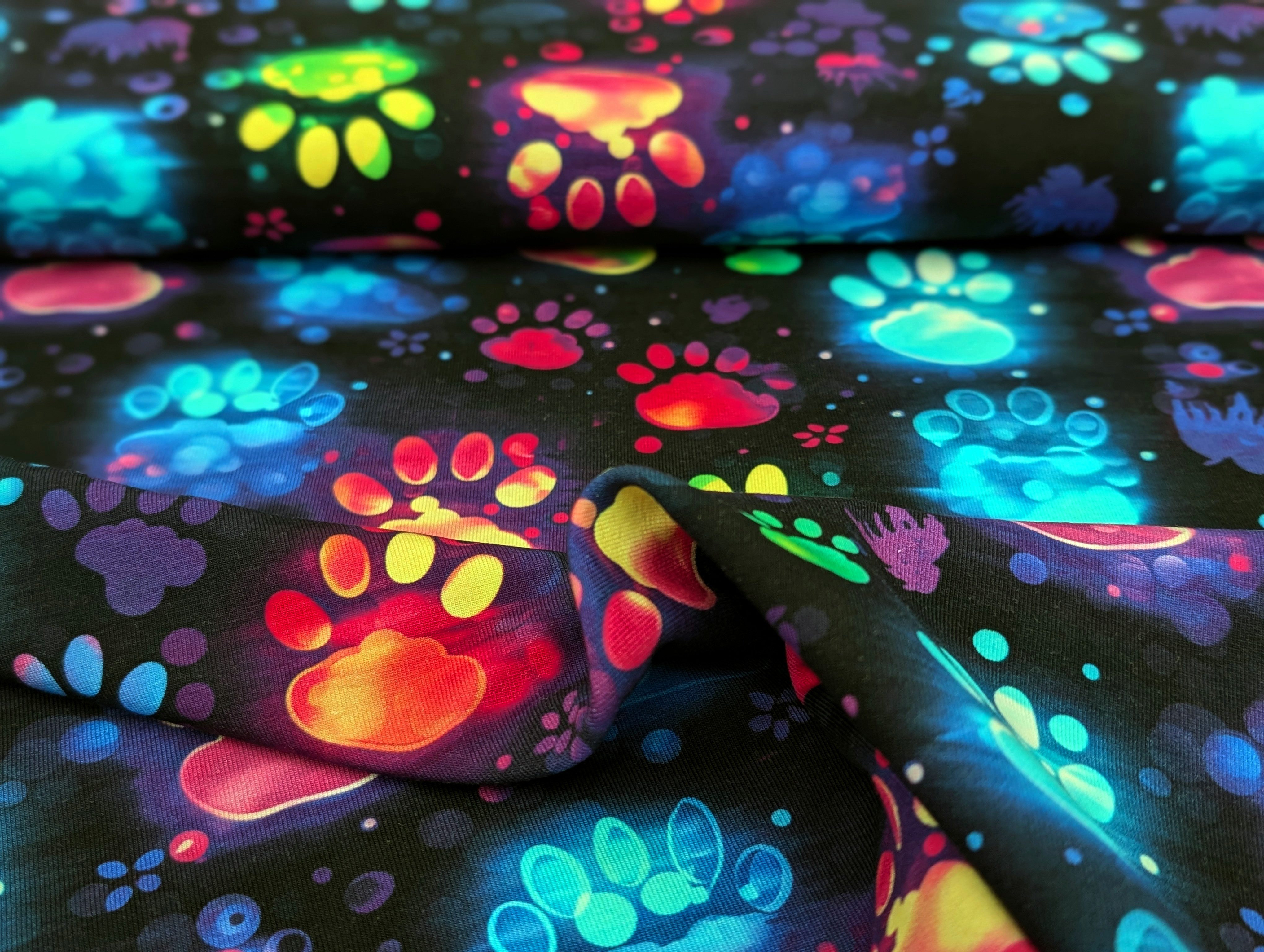 Corileo Stoff Eigenproduktion Baumwolljersey Neon Pfötchen auf Schwarz Stoff