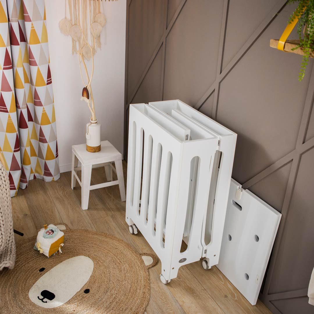 Puckdaddy GmbH Baby-Reisebett Henry 60x120 cm, weiß, Holz - mobiles Babybett mit Rollen