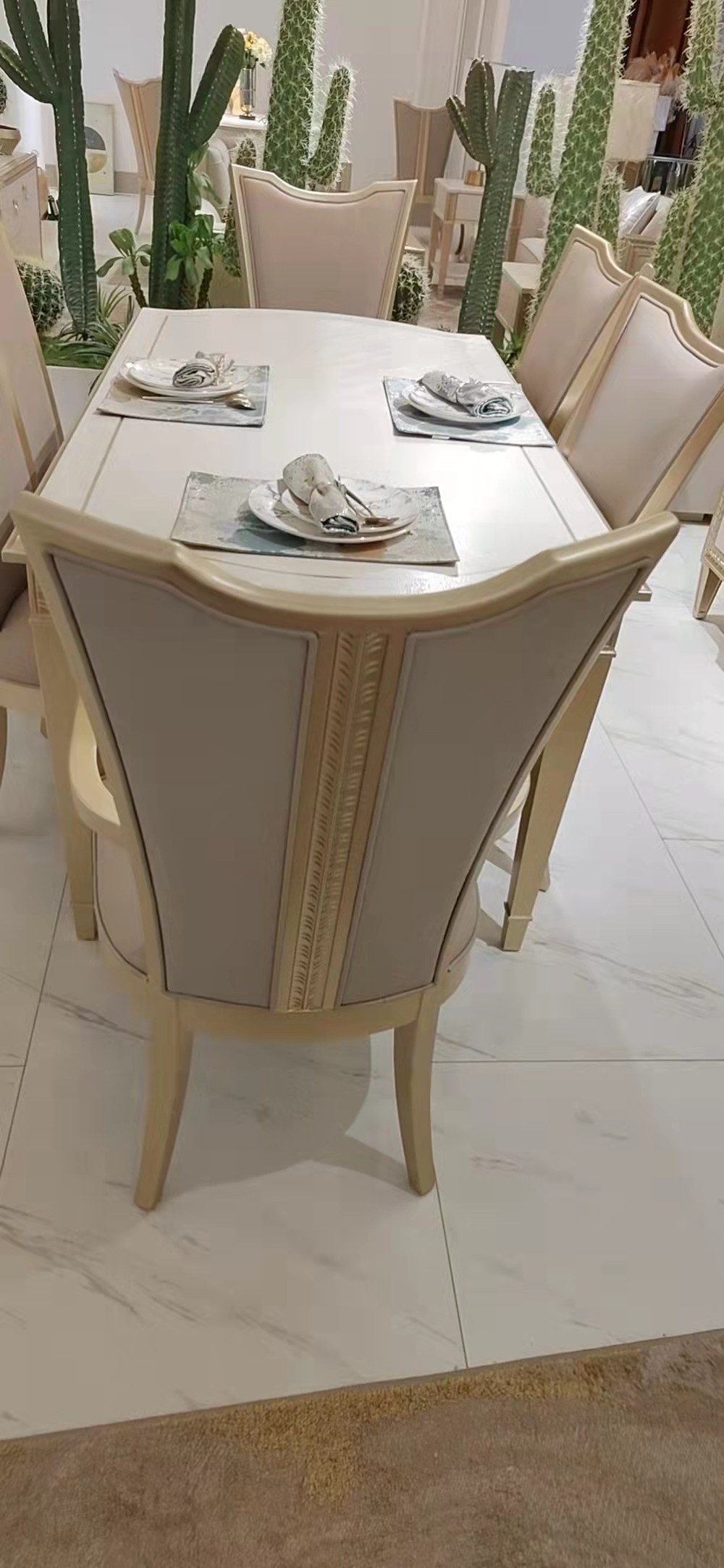 JVmoebel Armlehnstuhl Beiger Holzstuhl für Hotel und Esszimmer - Komfortable Sitzgelegenheit, Made in Europa