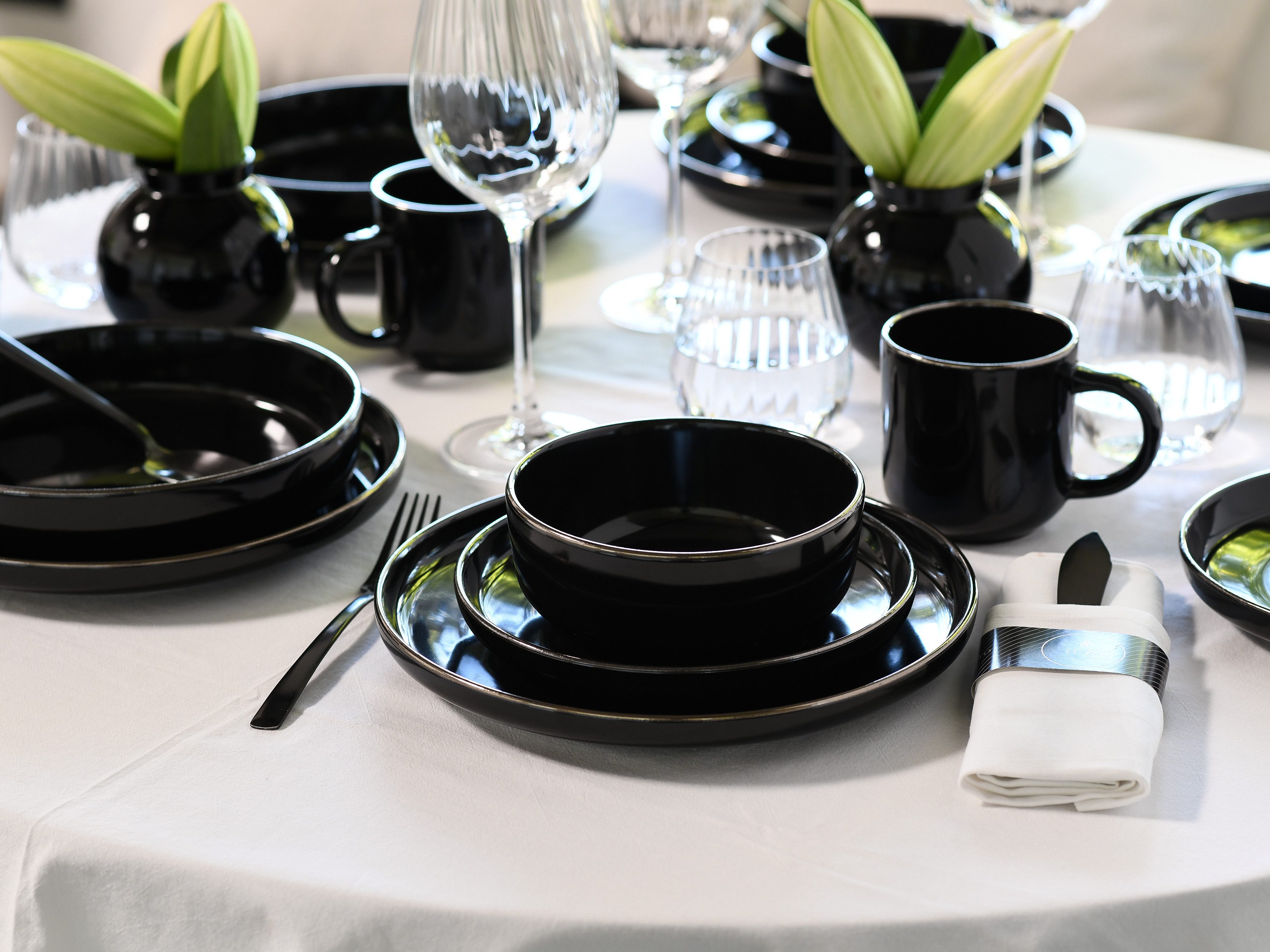 CreaTable Kombiservice Nordic Festive, Service 16-tlg. (16-tlg), 4 Personen, Steinzeug, Minimalistisches Design, Dezente goldene Akzente