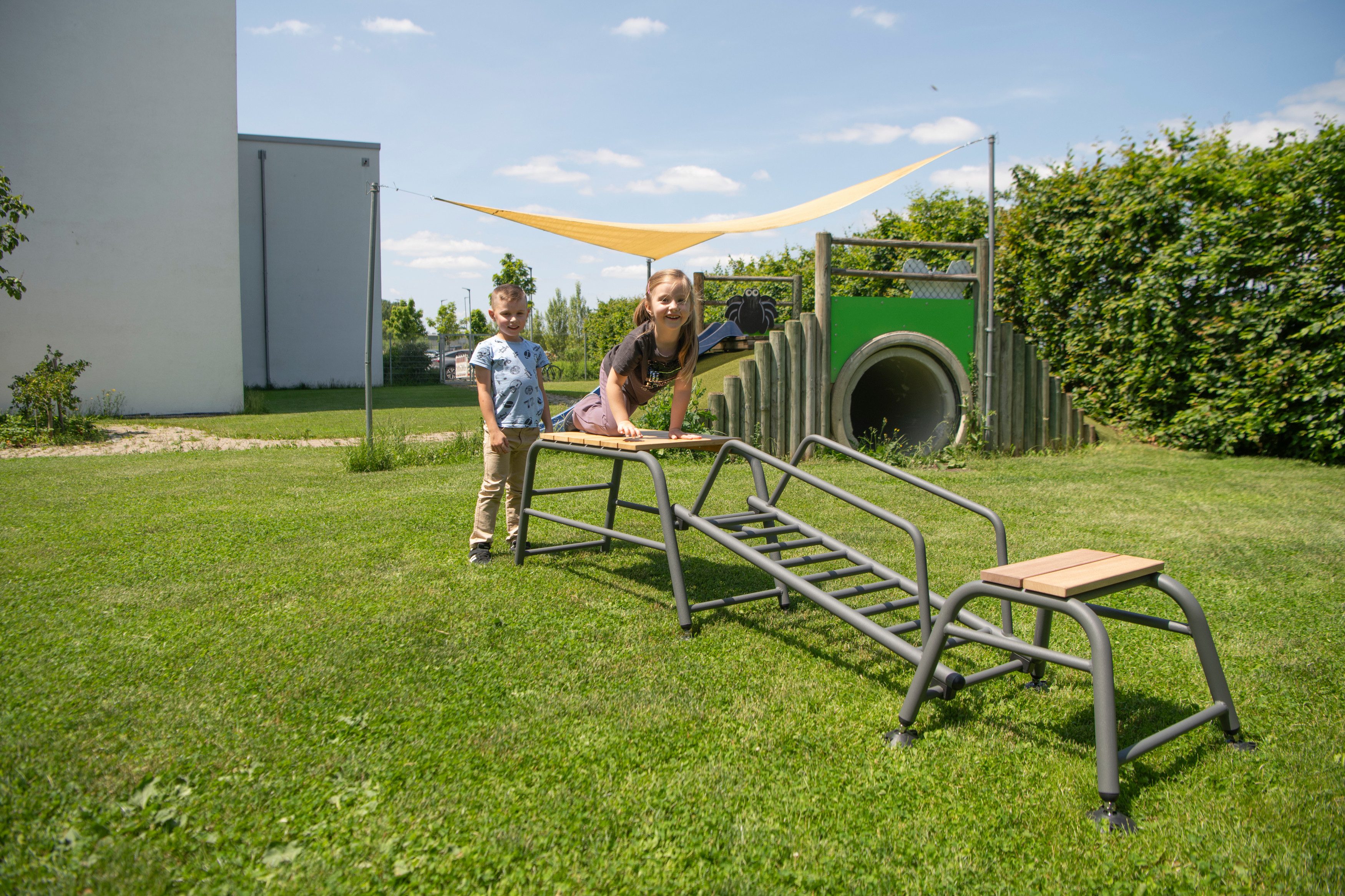 Betzold Klettergerüst Outdoor-Leiter mit Griffen - Bewegungsparcours Kletterleiter