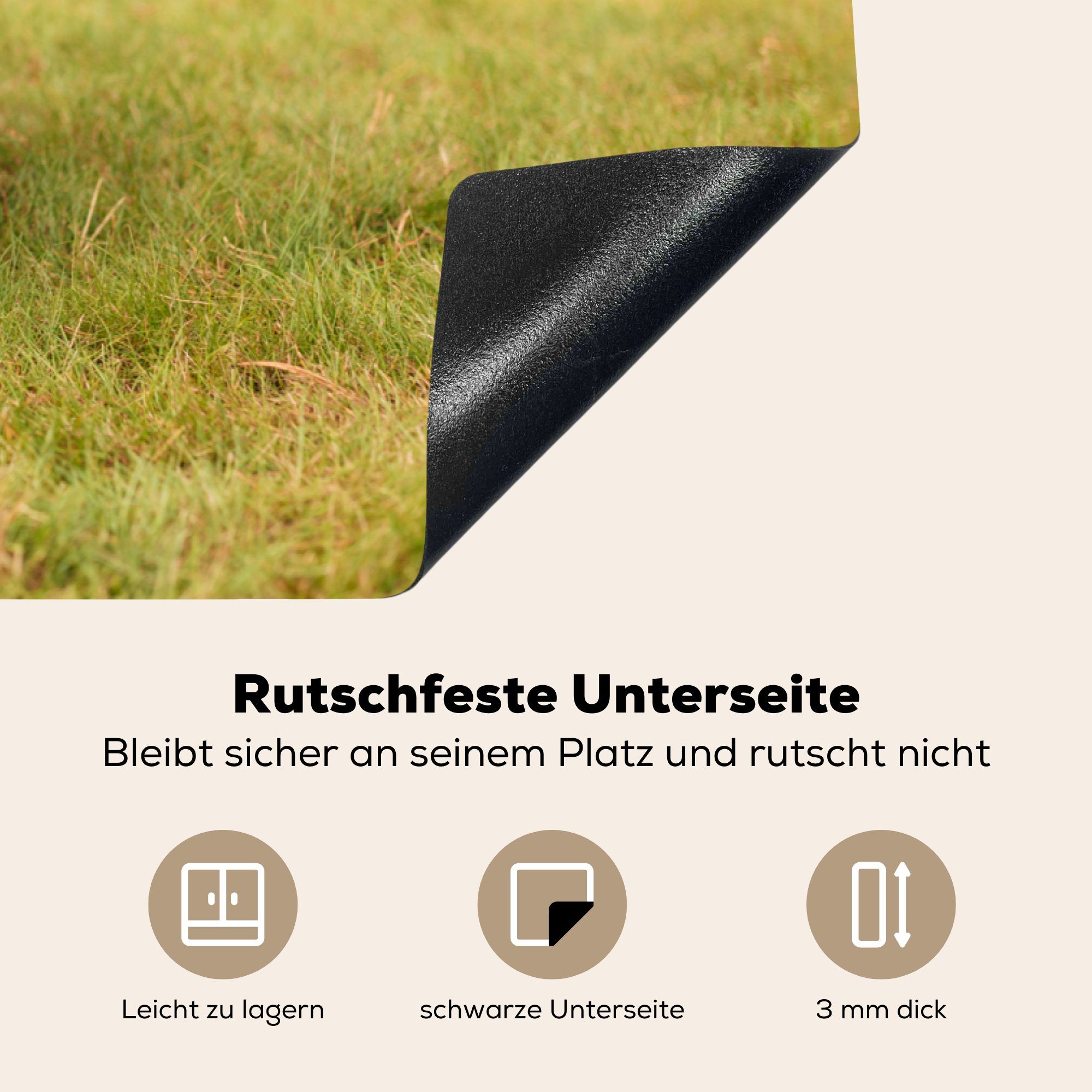 Schäferhund Deutscher MuchoWow Ceranfeldabdeckung liegend küche, die für einem Schutz Induktionskochfeld Herdblende-/Abdeckplatte Vinyl, 81x52 Ball kleinen tlg), Maul, cm, (1 im mit