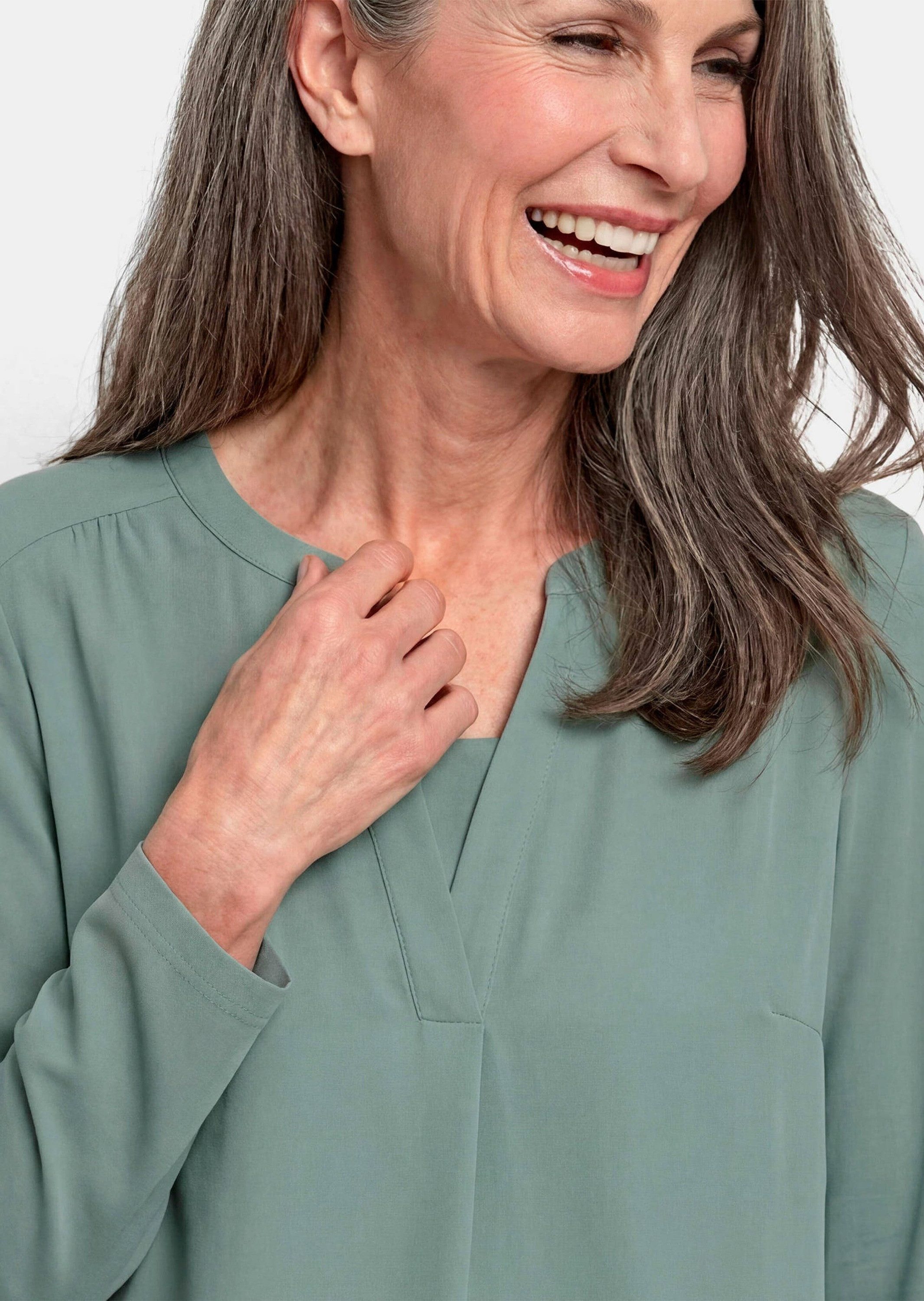 GOLDNER Shirtbluse Elegantes Chiffonshirt mit Jersey-Details Langarmshirt mit Rundhals und V-Schlitz und langen Ärmeln – Bild 5 von 5