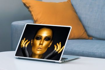 MuchoWow Wandsticker Frau - Porträt - Gold - Luxus - Schwarz (1 St), Laptop Folien Cover, Aufkleber, Sticker Folie, Schutz vor Kratzern