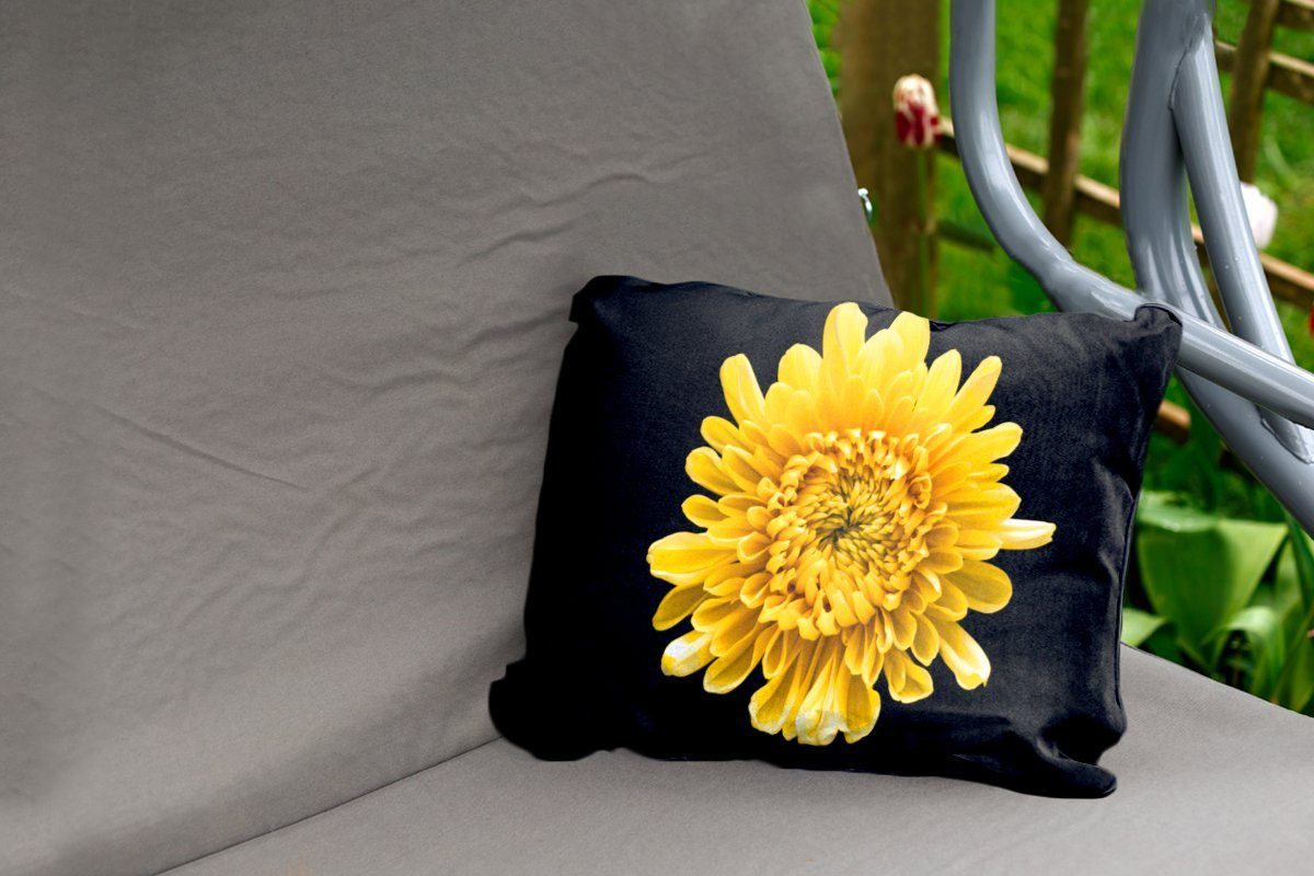 gelbe MuchoWow Eine Kissenhülle Outdoor-Dekorationskissen, Chrysantheme Dekokissen Polyester, Dekokissenbezug, schwarzem auf Hintergrund,