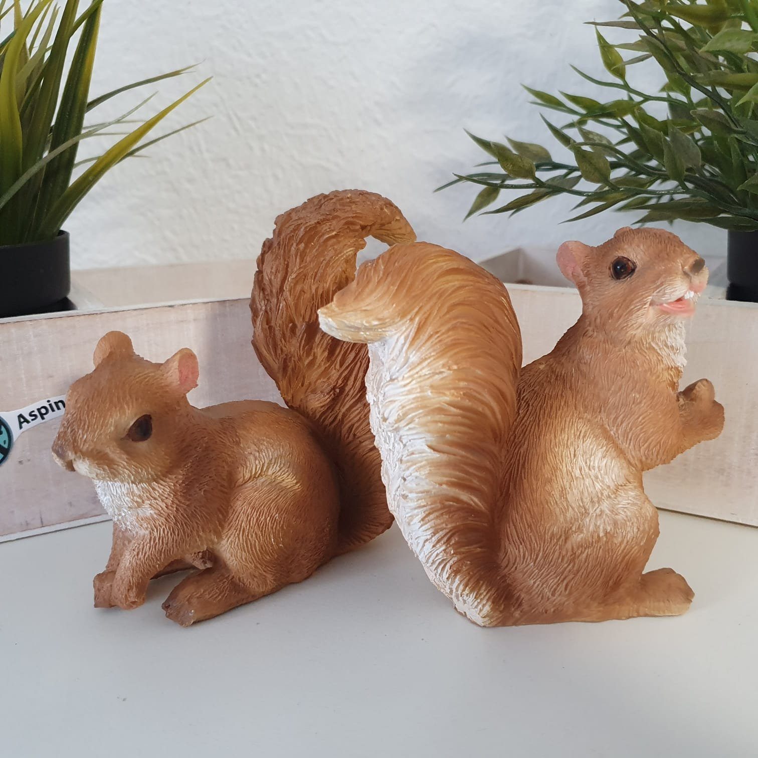 Aspinaworld Dekofigur Deko Eichhörnchen Figur mit Nuss im 2 er Set 10 cm (2 St)