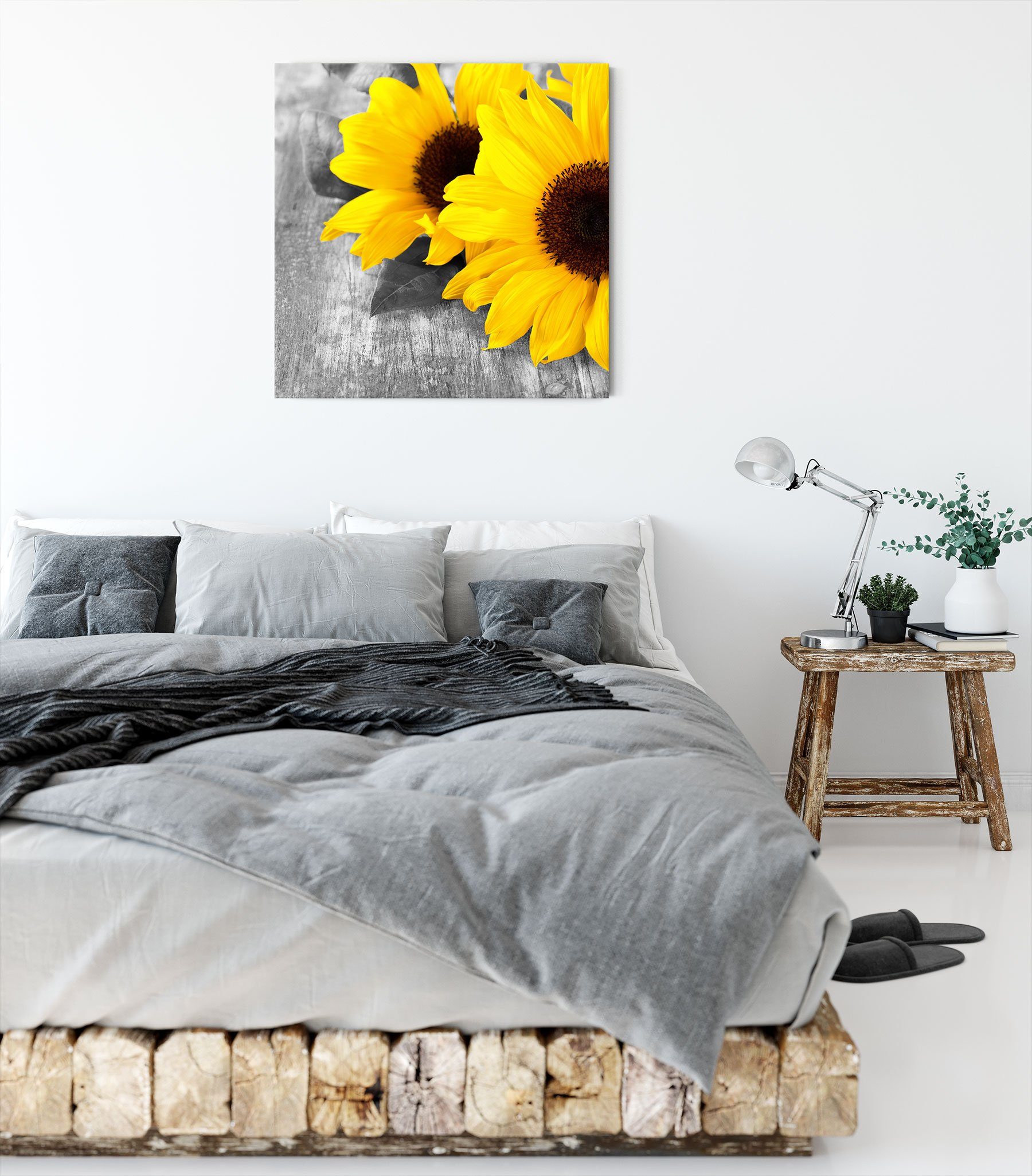Leinwandbild schöne Holztisch, Leinwandbild Pixxprint fertig bespannt, inkl. (1 Sonnenblumen Zackenaufhänger auf St), auf Sonnenblumen schöne Holztisch