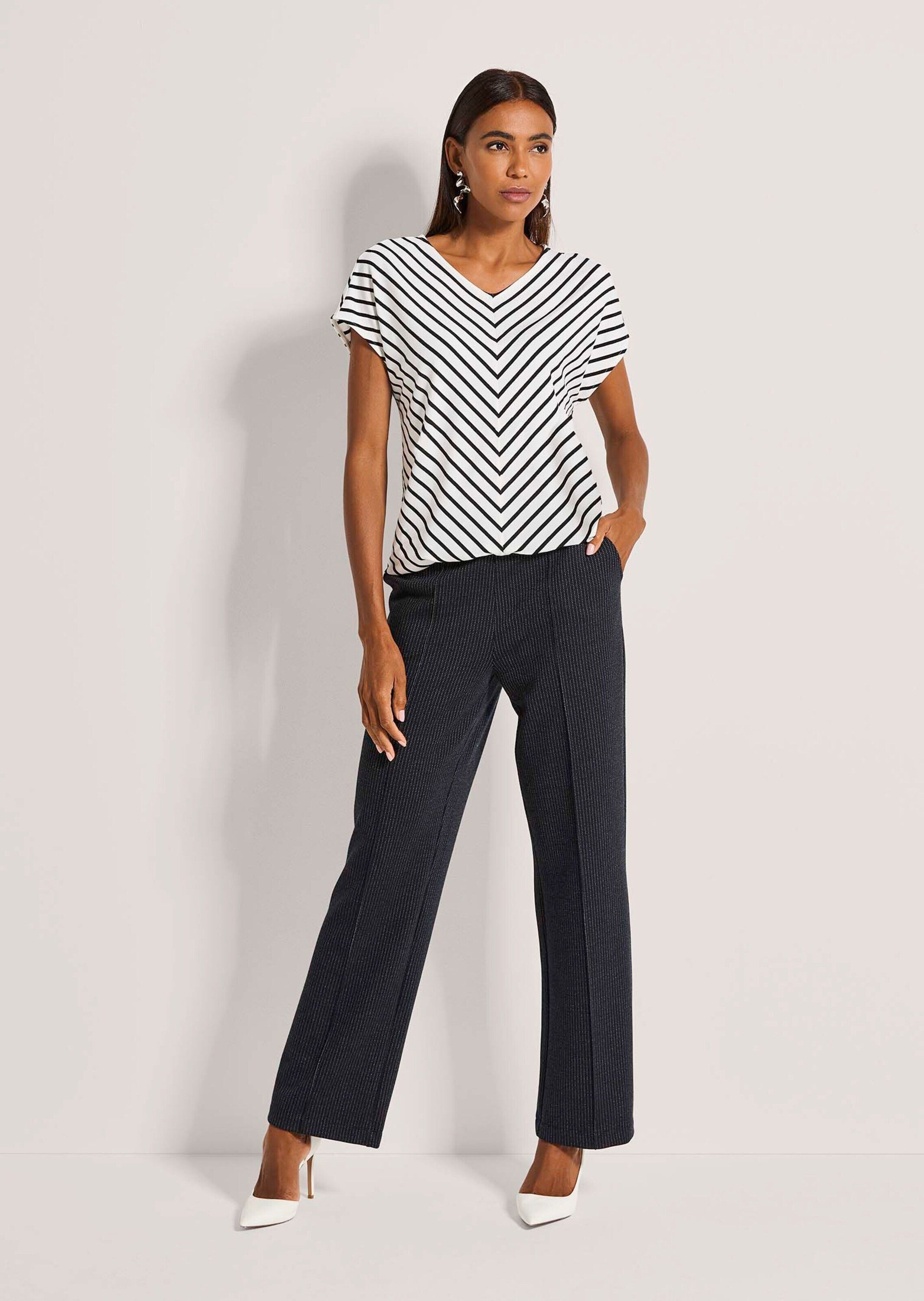 MADELEINE Kurzarmshirt Glanzshirt mit Streifenmuster Streifenbluse mit V-Ausschnitt, elastischem Saum und Kurzarm