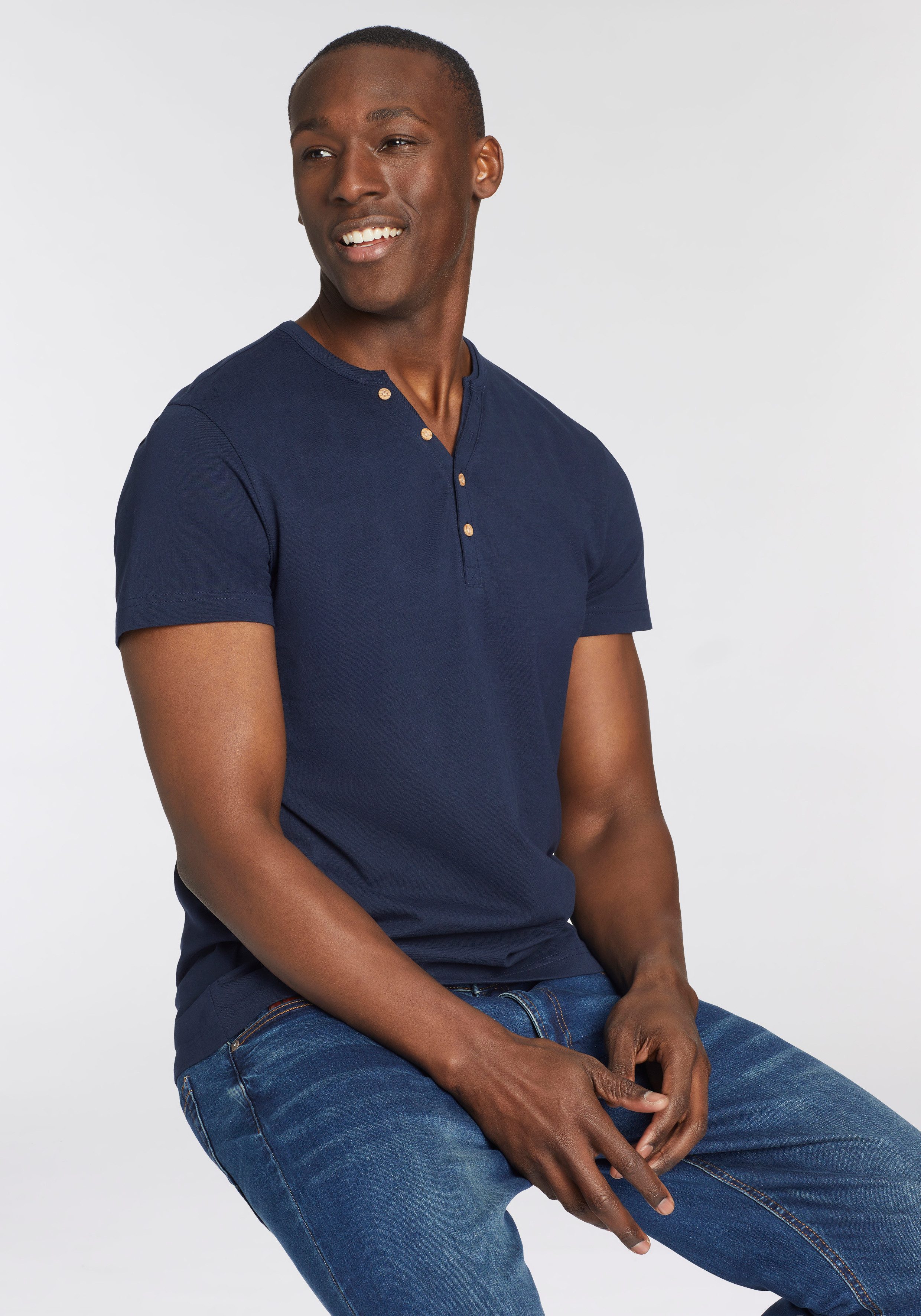 Bruno Banani T-Shirt Mit geknöpften V-Ausschnitt günstig online kaufen