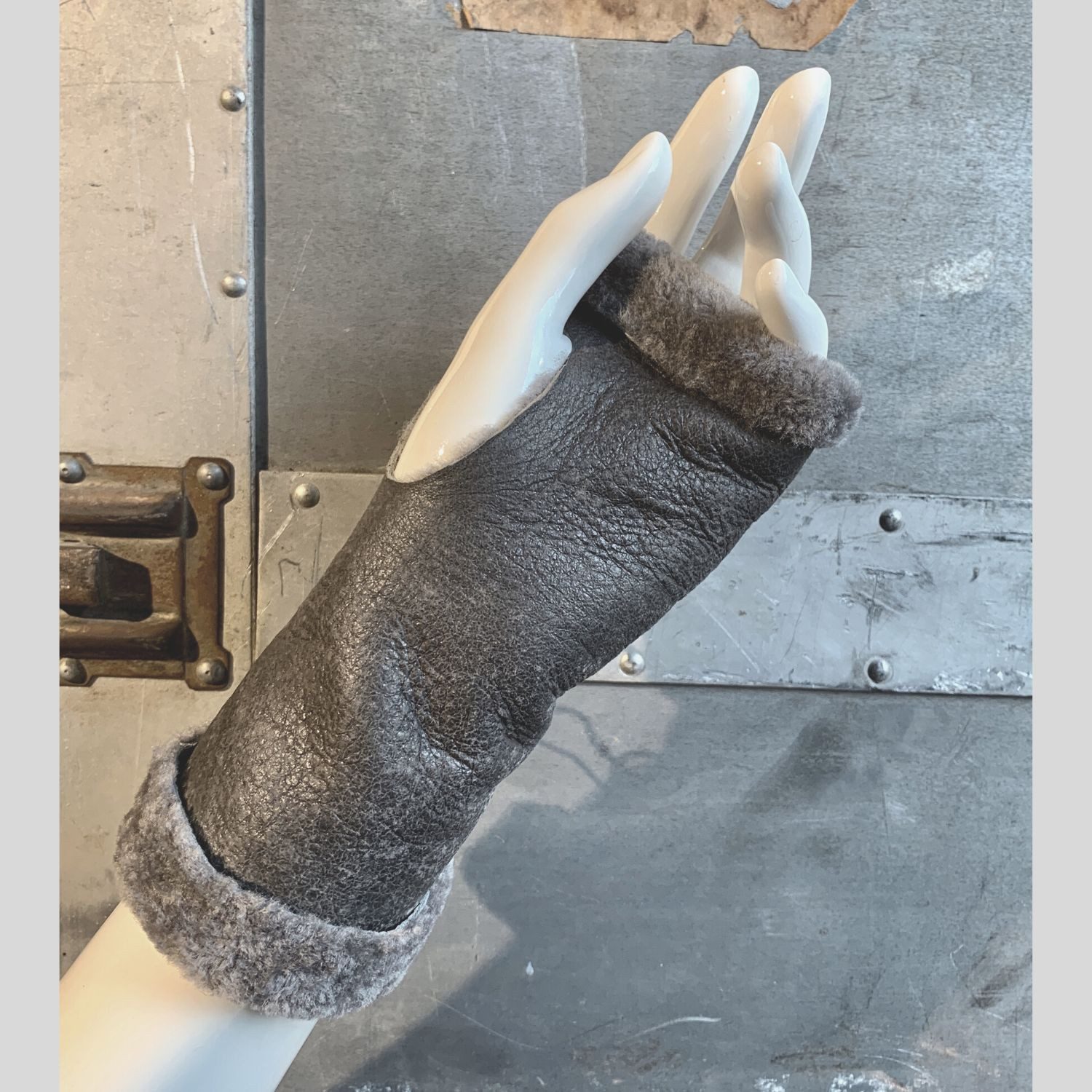 von hohenstein Lederhandschuhe Pulswärmer Lammfell grau antik finish M