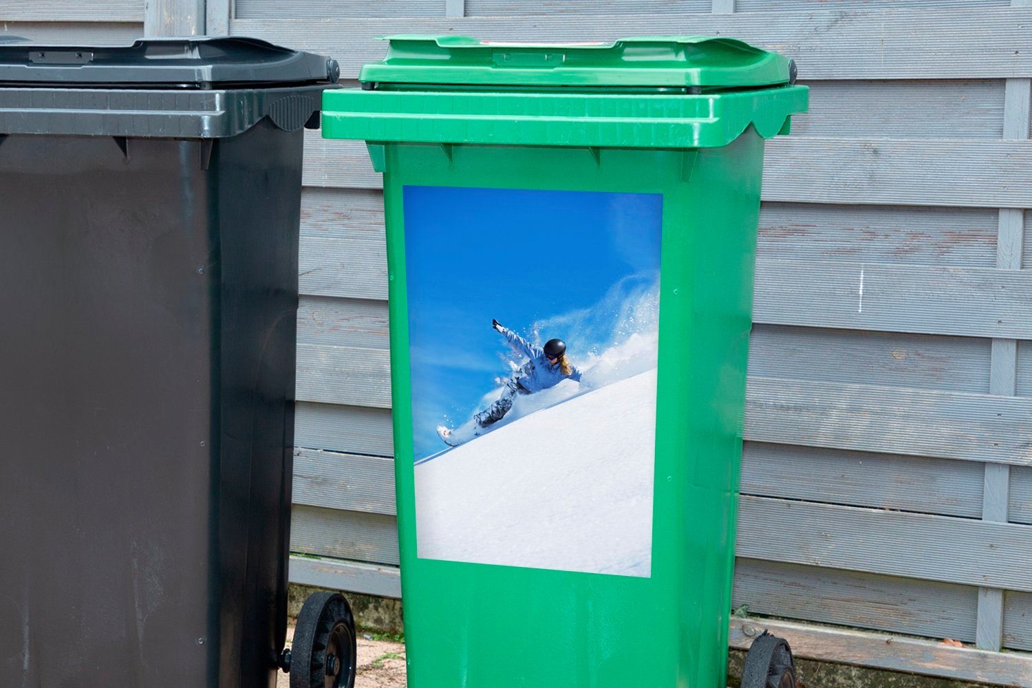 MuchoWow Wandsticker Ein Snowboarder stürzt in (1 St), Mülltonne, Mülleimer-aufkleber, Sticker, die von Tiefe Container, einem Berg Abfalbehälter
