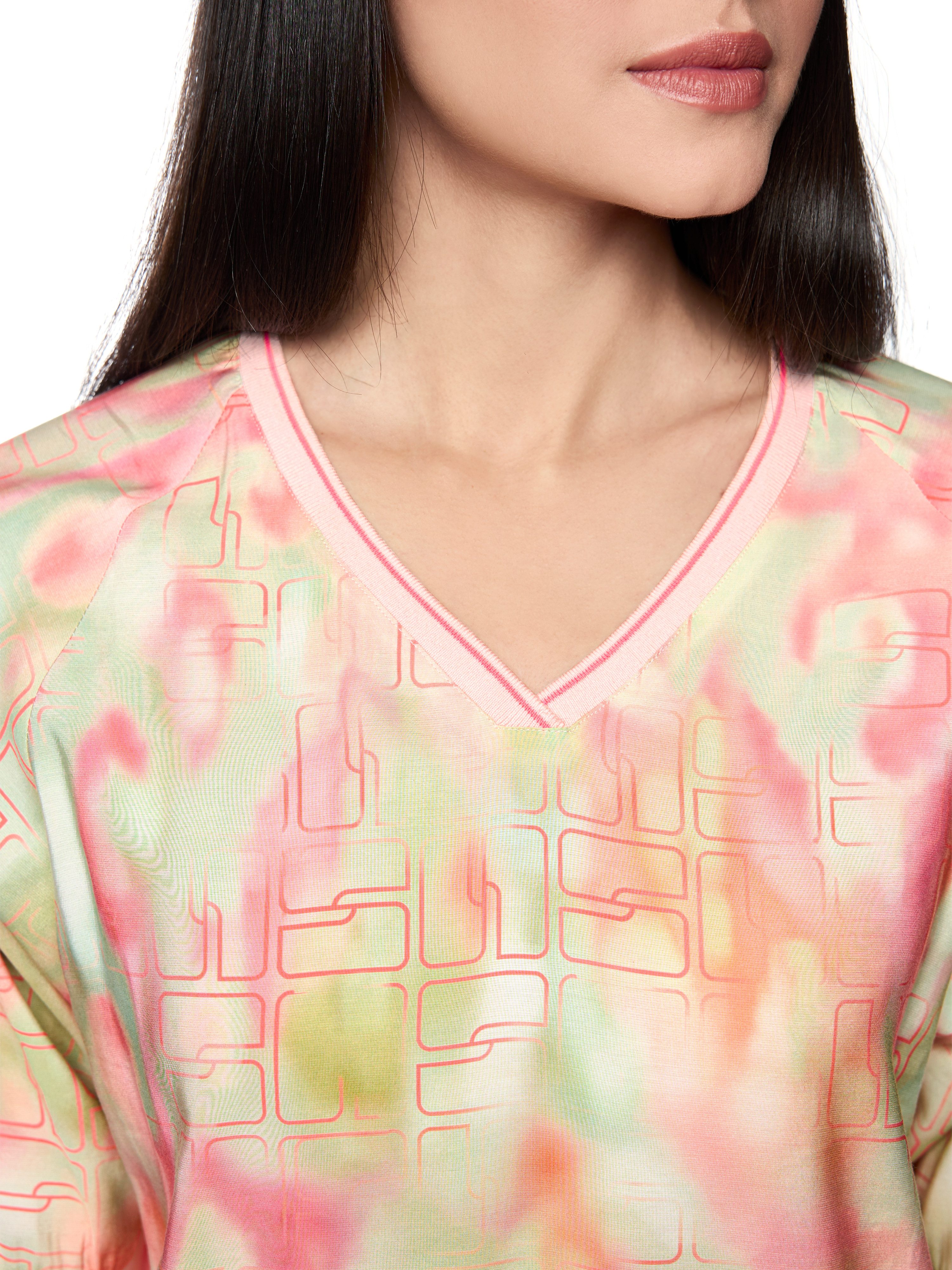 Marc Cain Midikleid Mindful Moving Premium Damenmode mit Print, Sommerkleid, V-Ausschnitt, locker geschnitten